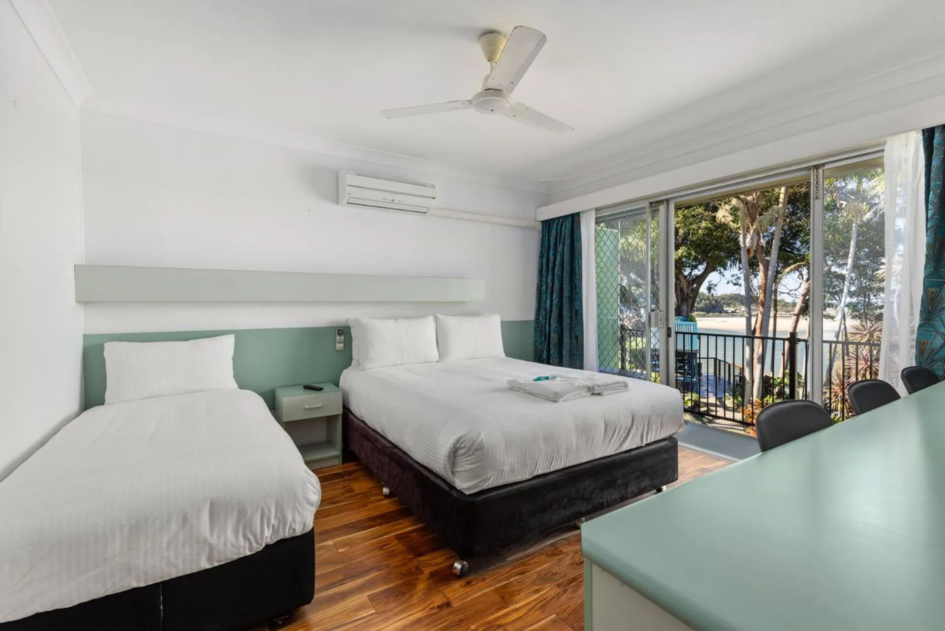 Bedroom, Bed in Motel Miramar