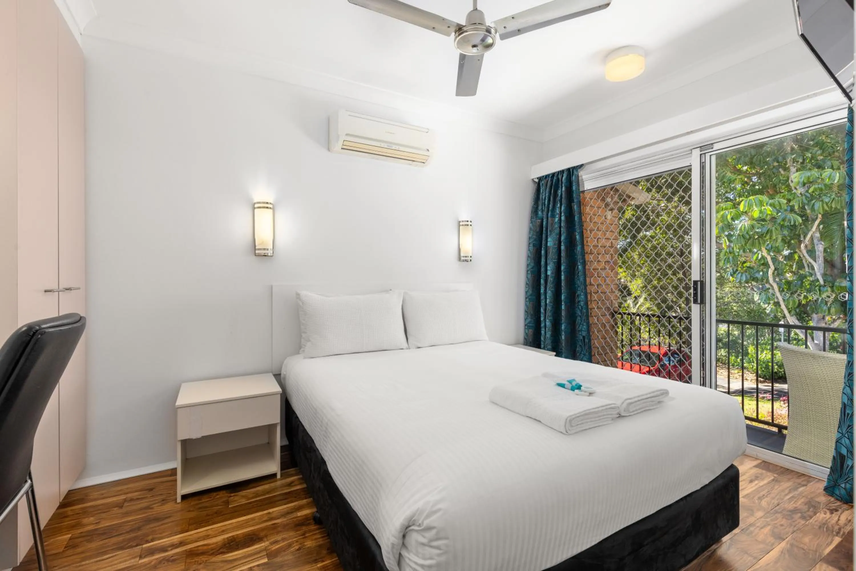 Bedroom, Bed in Motel Miramar