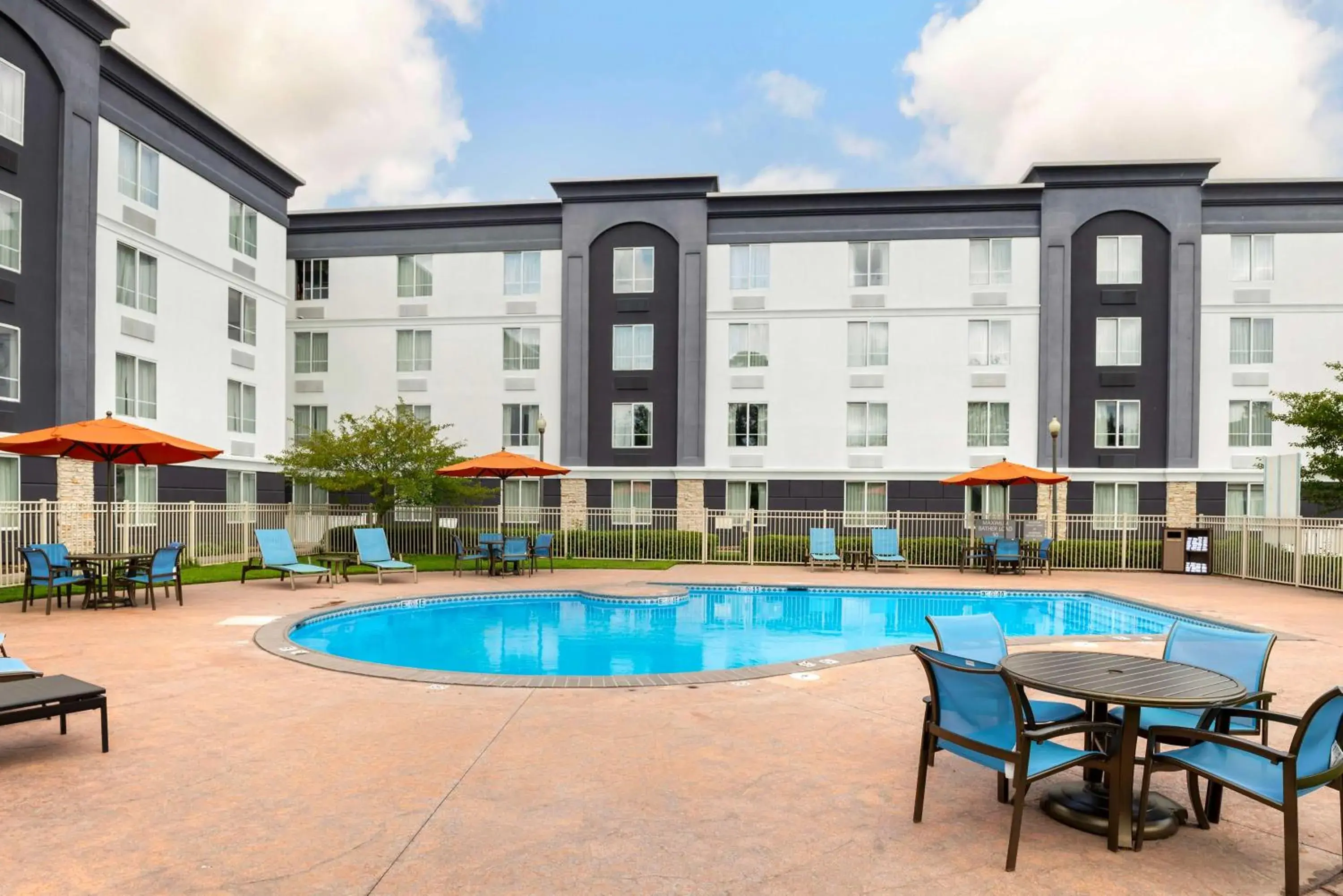Pool view in Best Western Premier Richmond City Gateway Pool view in Best Western Premier Richmond City Gateway