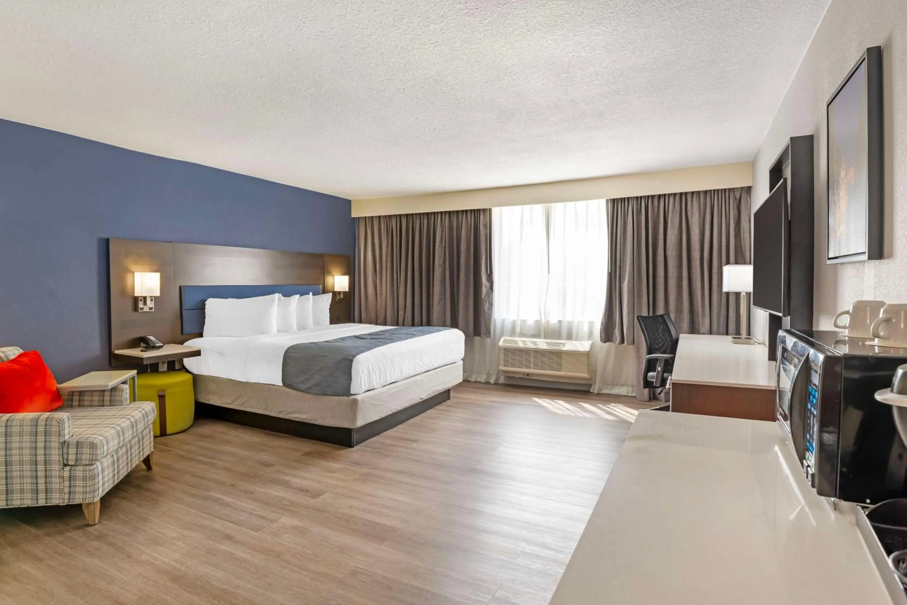 Bedroom, Bed in Best Western Premier Richmond City Gateway