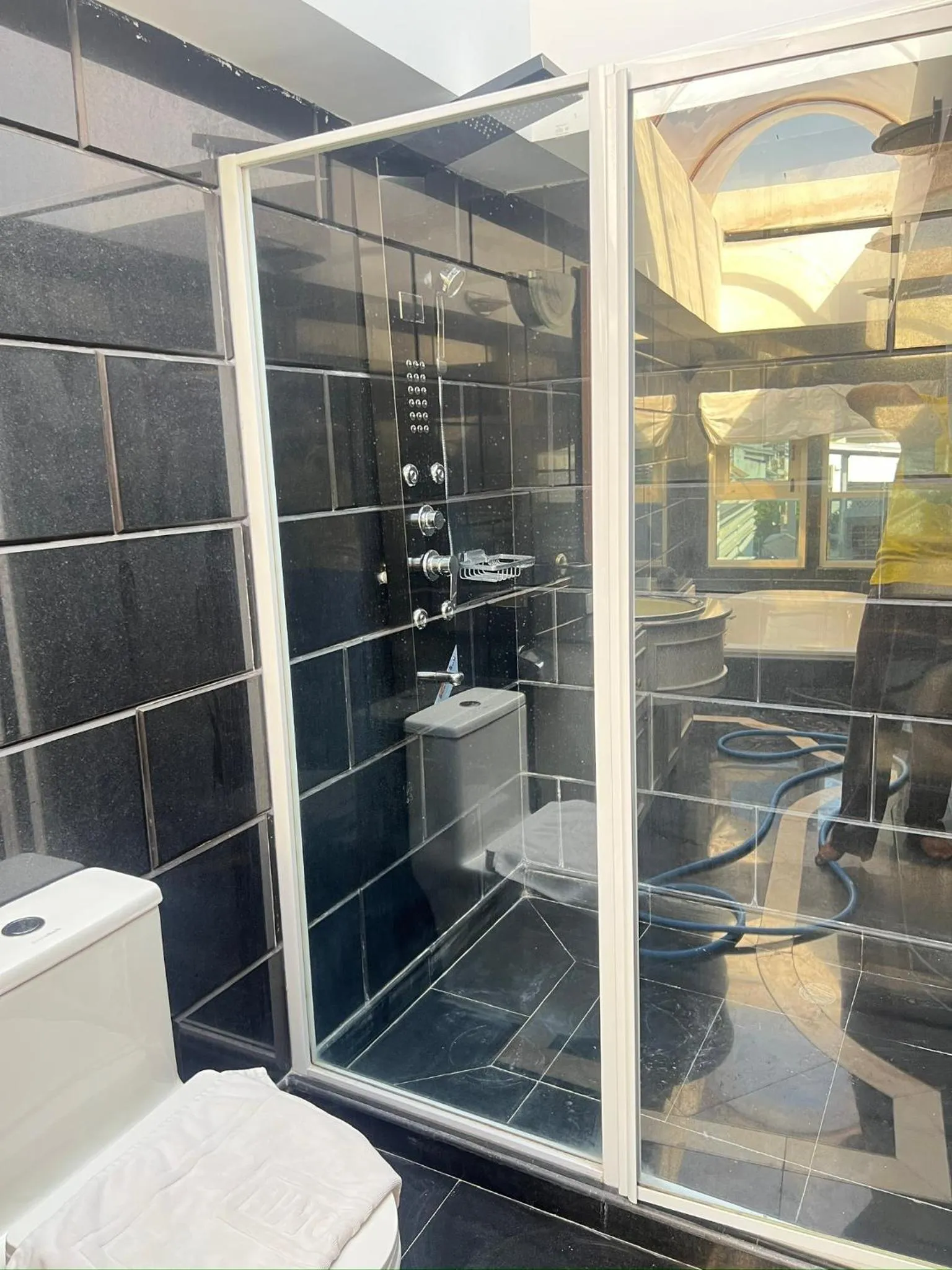 Shower in V20 Boutique Jacuzzi Hotel