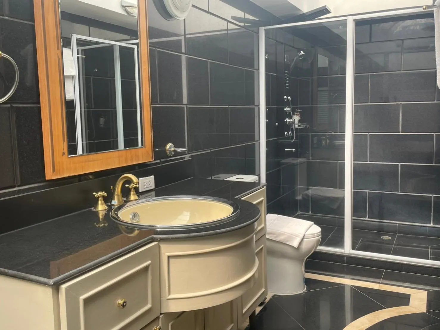 V20 Boutique Jacuzzi Hotel