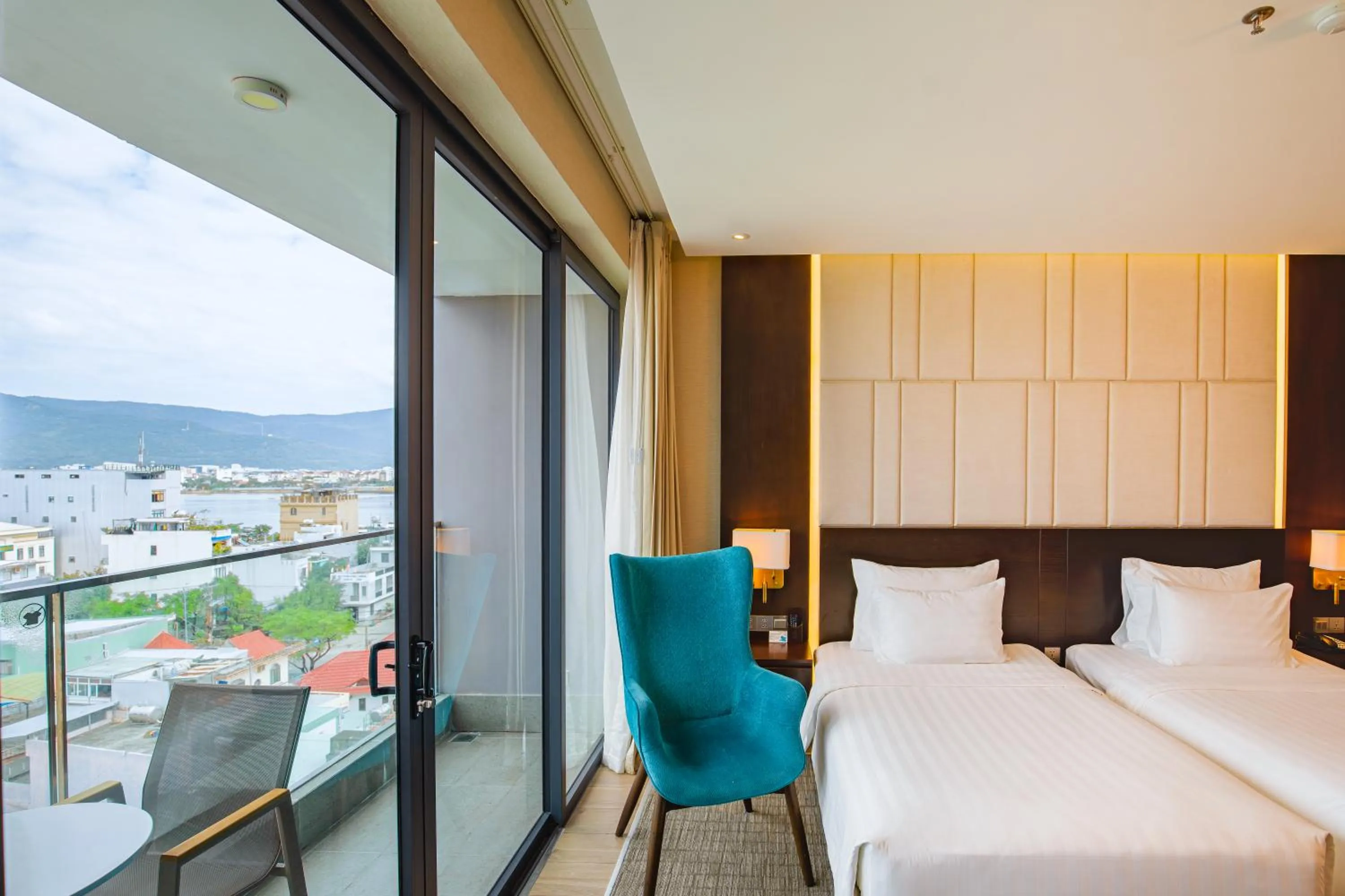 Balcony/Terrace, Bed in New Orient Hotel Da Nang