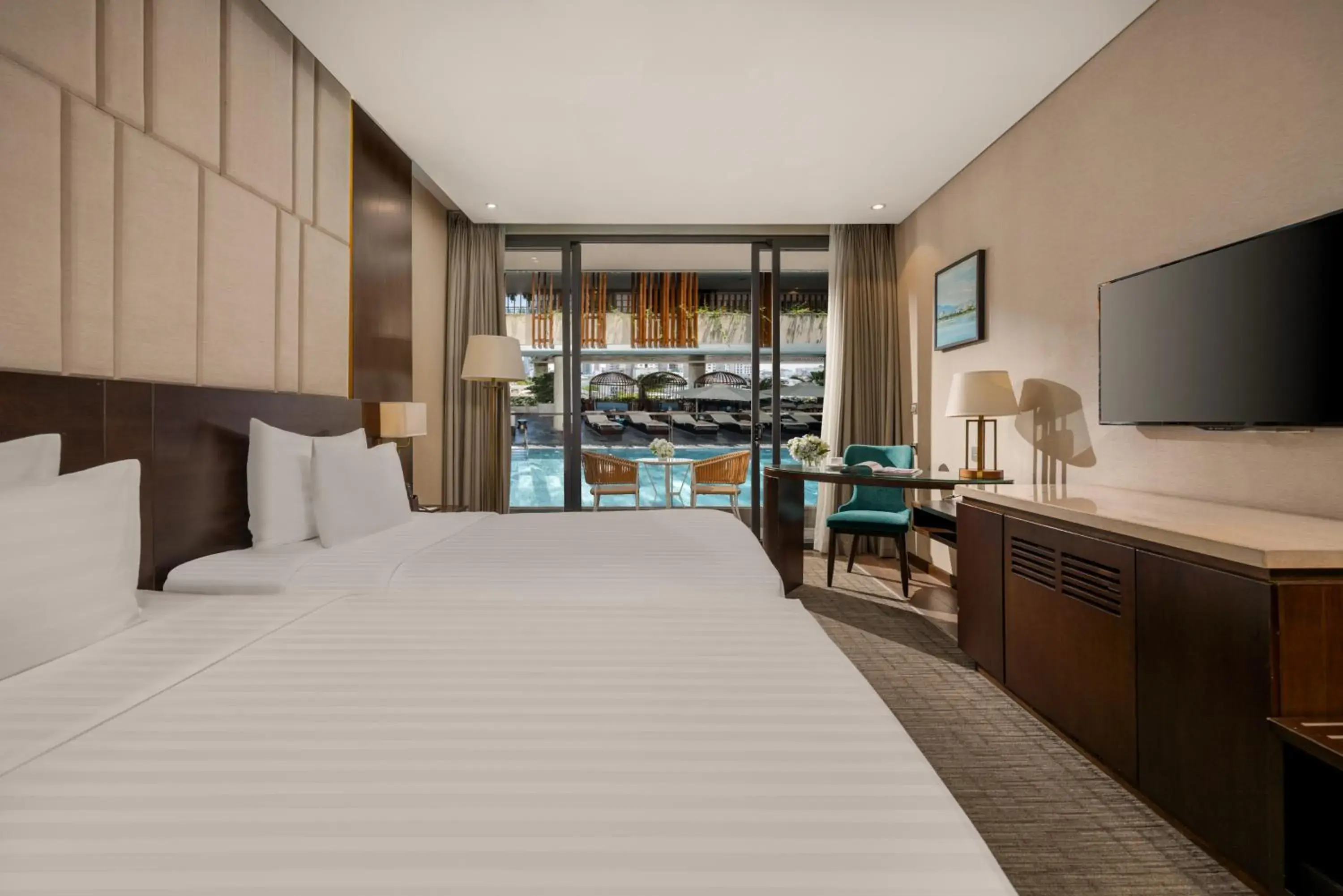 Deluxe Twin Pool View in New Orient Hotel Da Nang Deluxe Twin Pool View in New Orient Hotel Da Nang