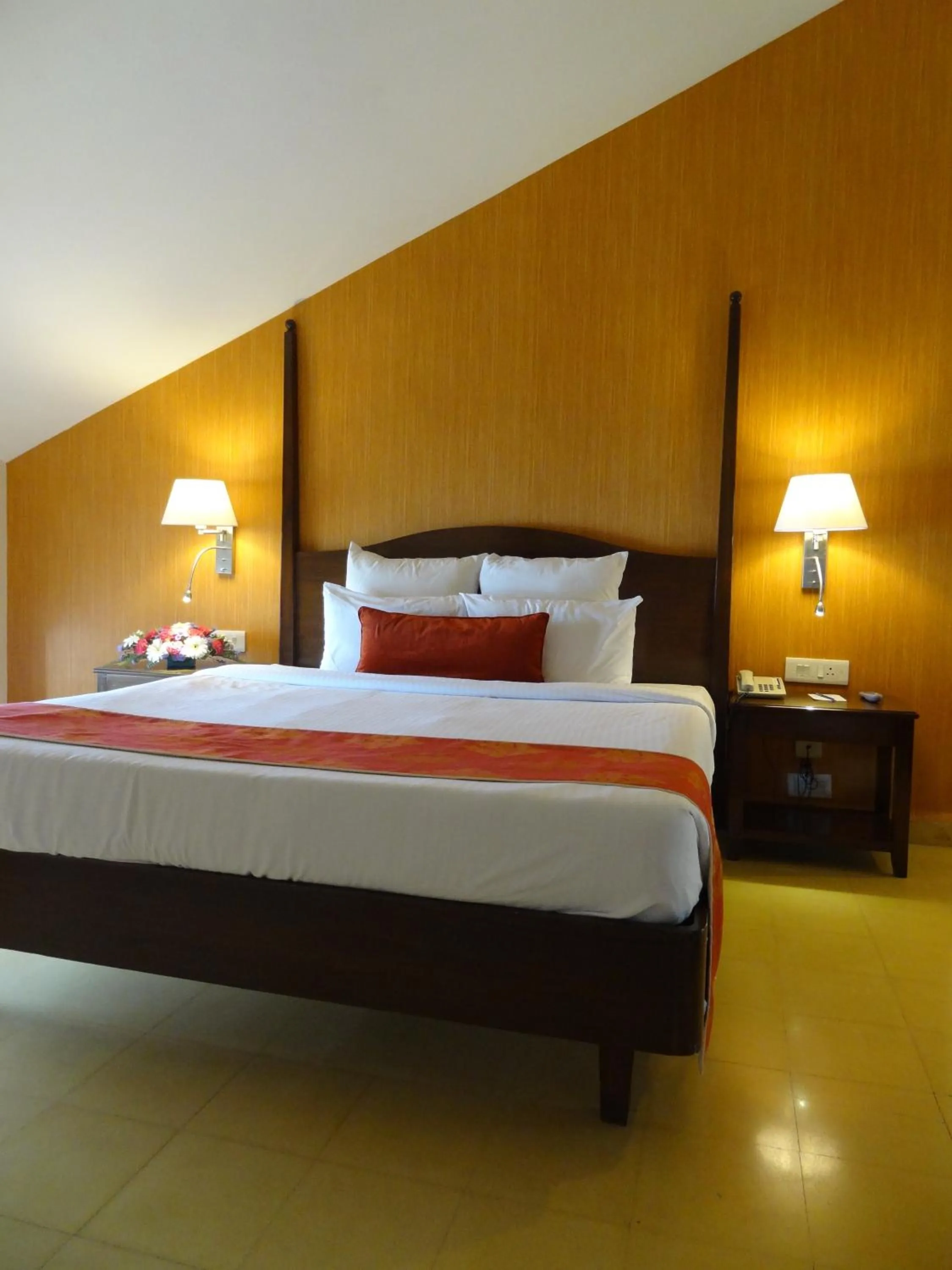 Photo of the whole room, Bed in The Crown Goa