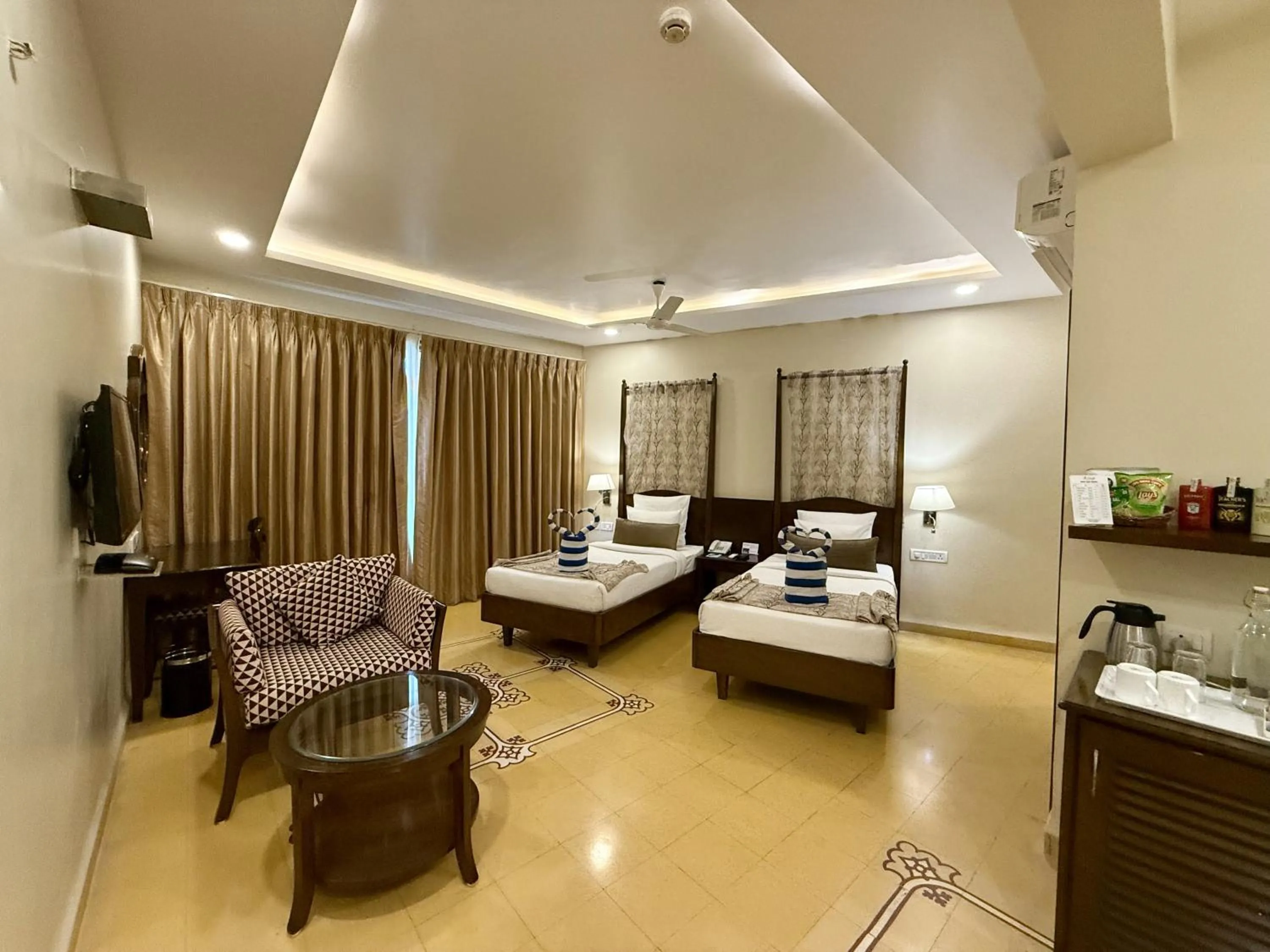 Photo of the whole room, Bed in The Crown Goa