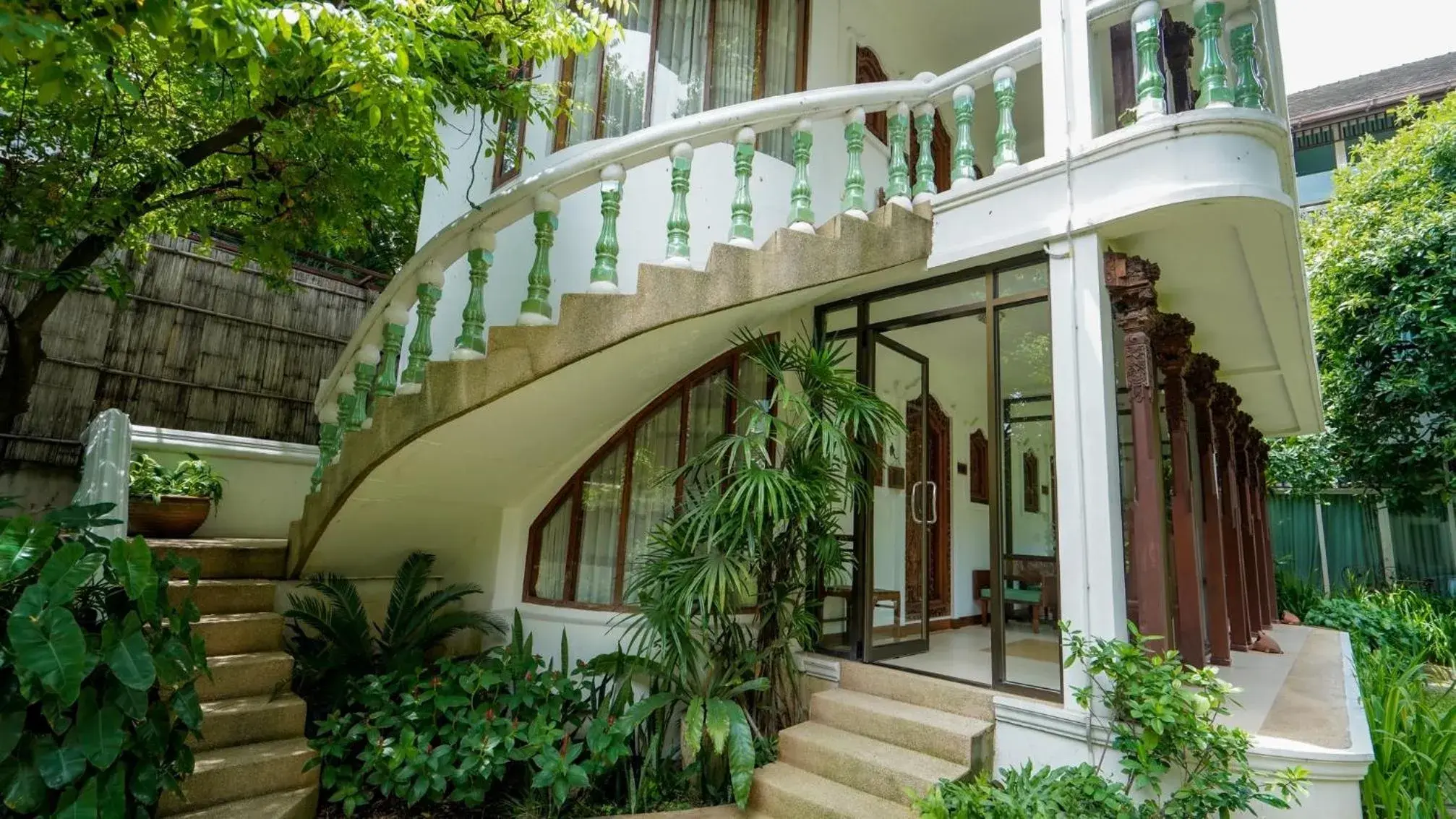 Property building in Kodchasri Thani Hotel Chiangmai Property building in Kodchasri Thani Hotel Chiangmai