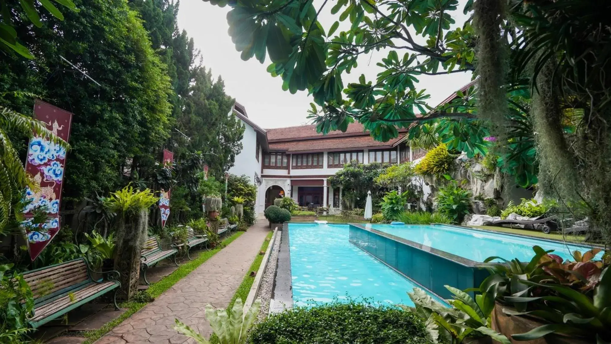 Property building in Kodchasri Thani Hotel Chiangmai Property building in Kodchasri Thani Hotel Chiangmai