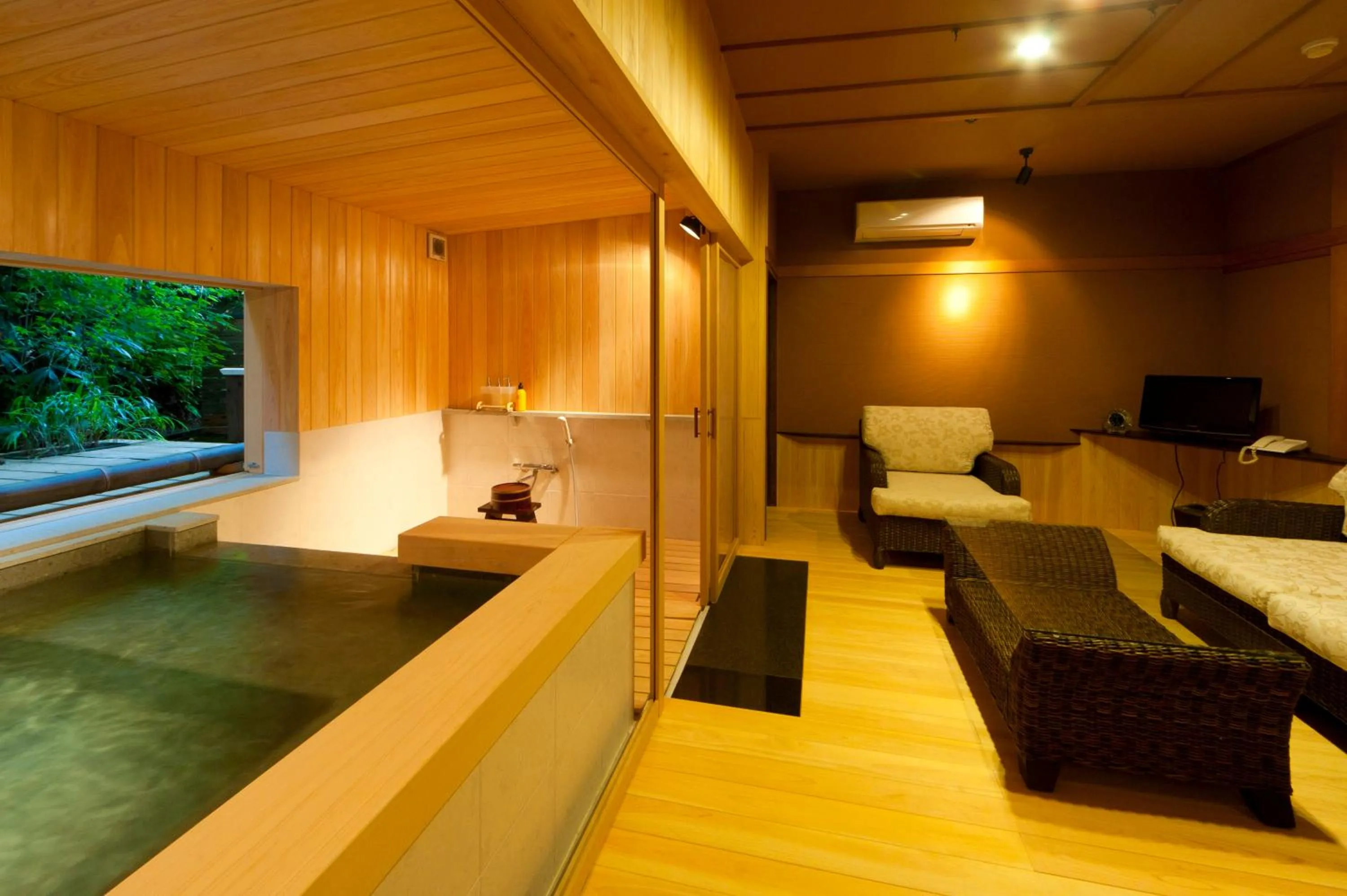 Hot Spring Bath in Yoshidaya Sannoukaku