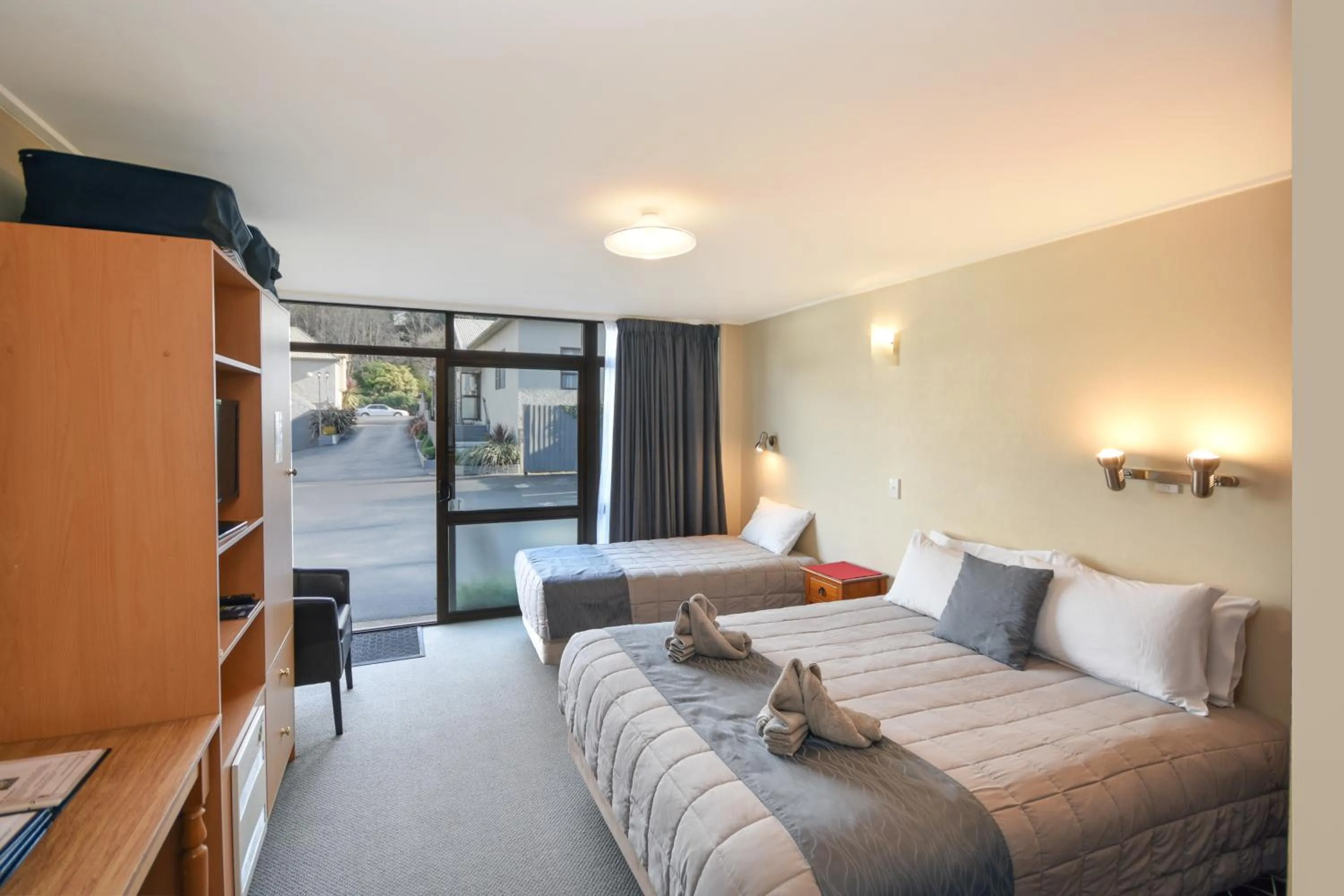 Bedroom, Bed in Garden Motel