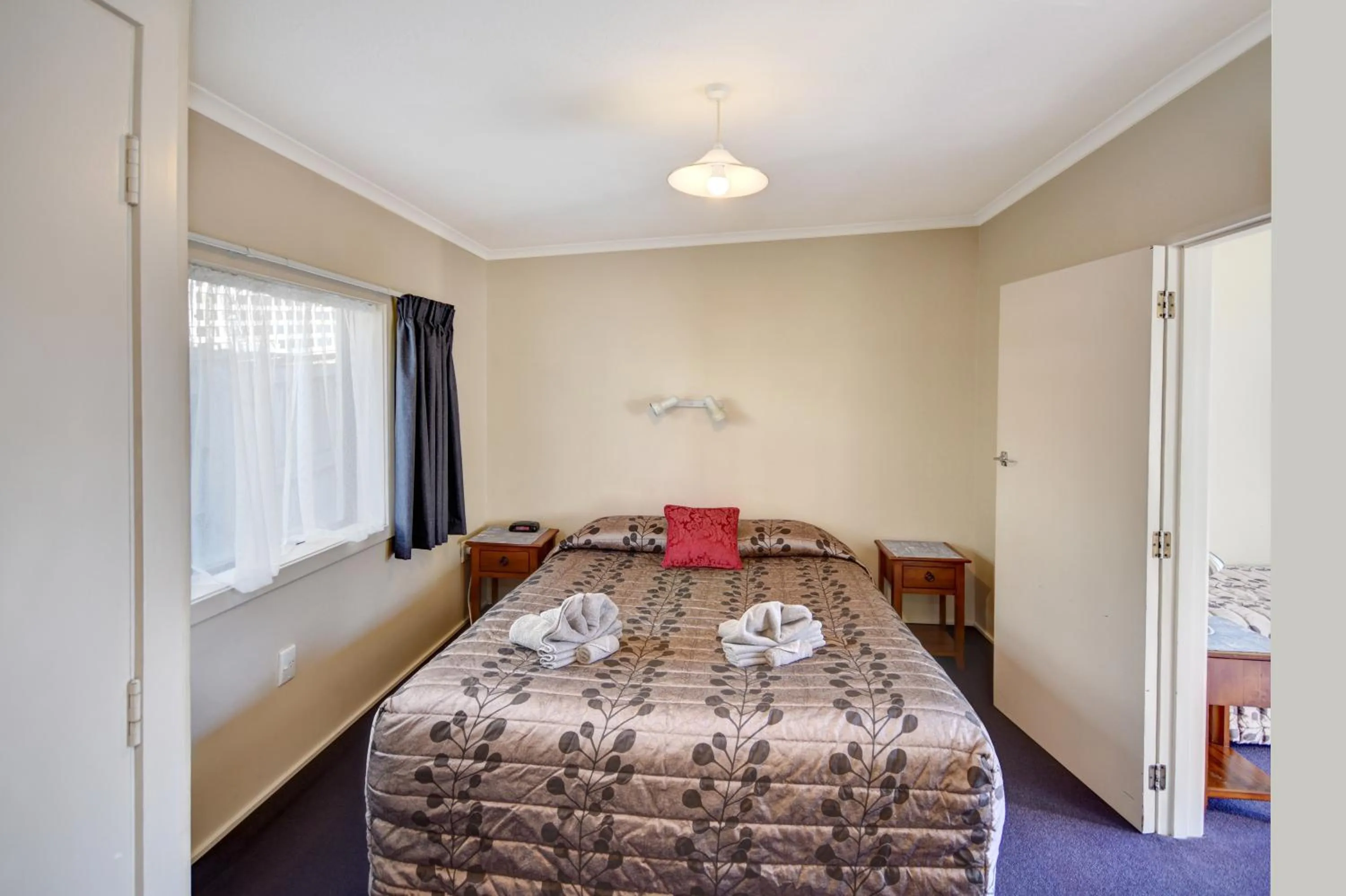 Bedroom, Bed in Garden Motel