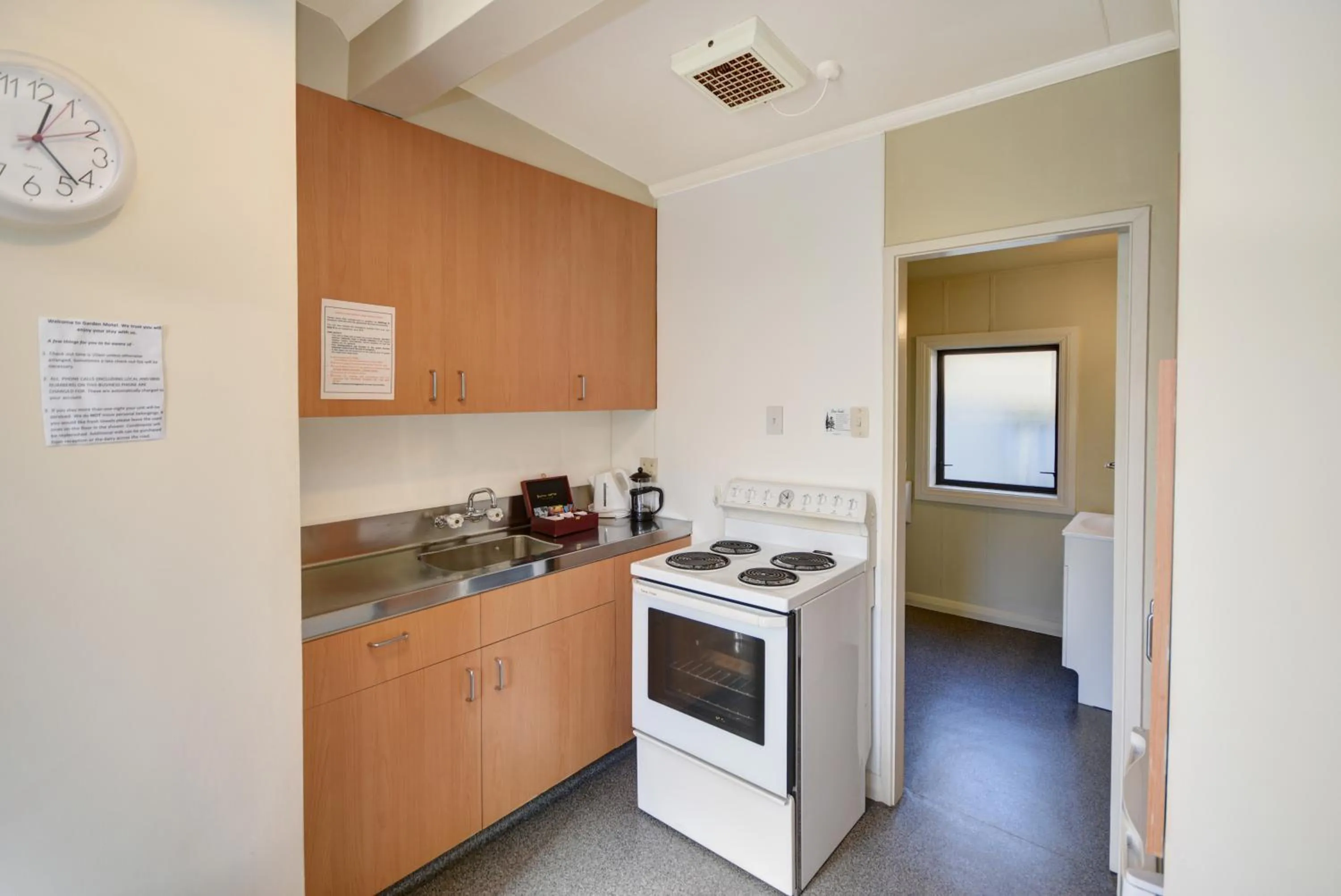 Kitchen or kitchenette in Garden Motel