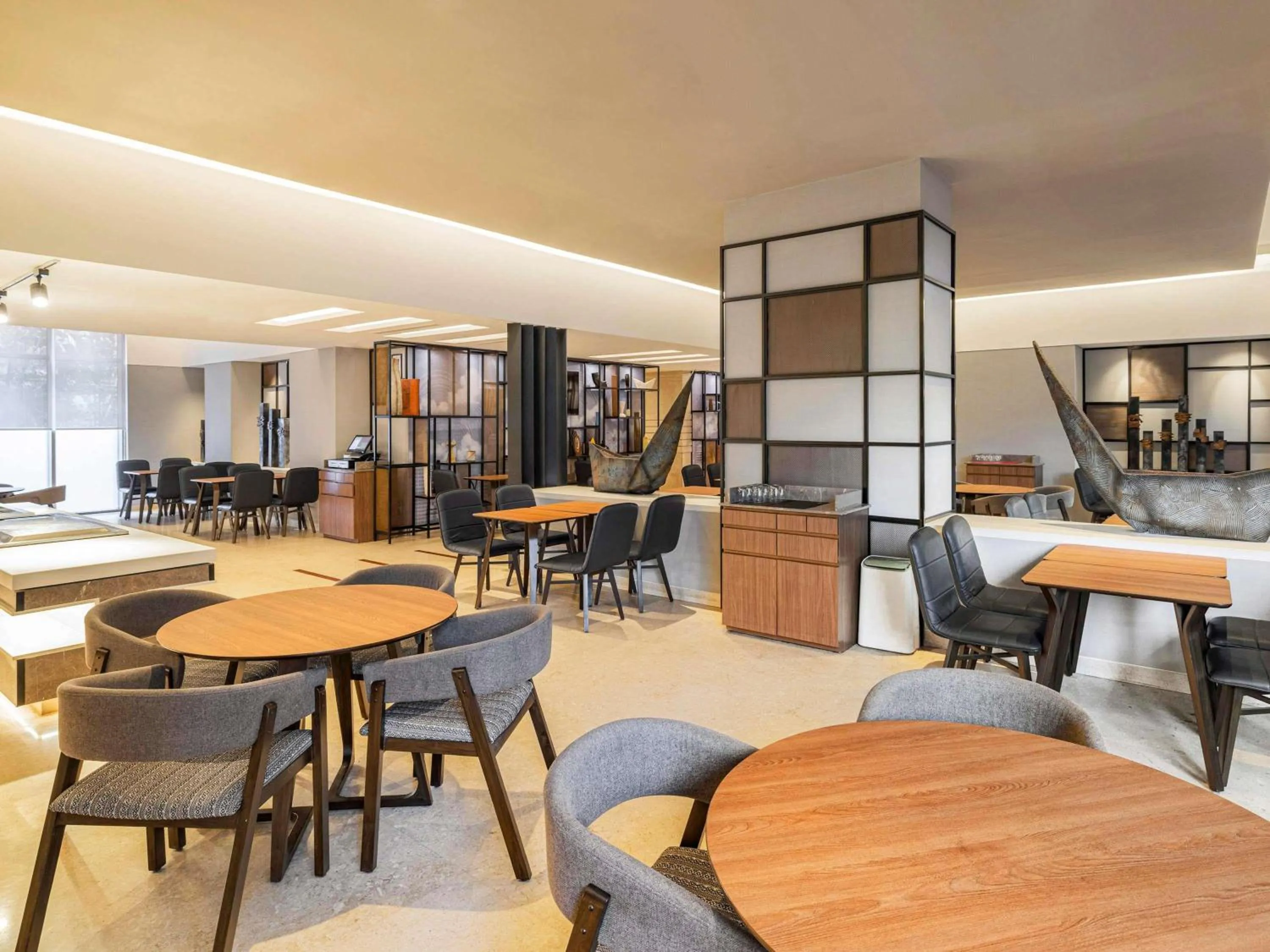 Restaurant/places to eat in ibis Mumbai Airport - An Accor Brand