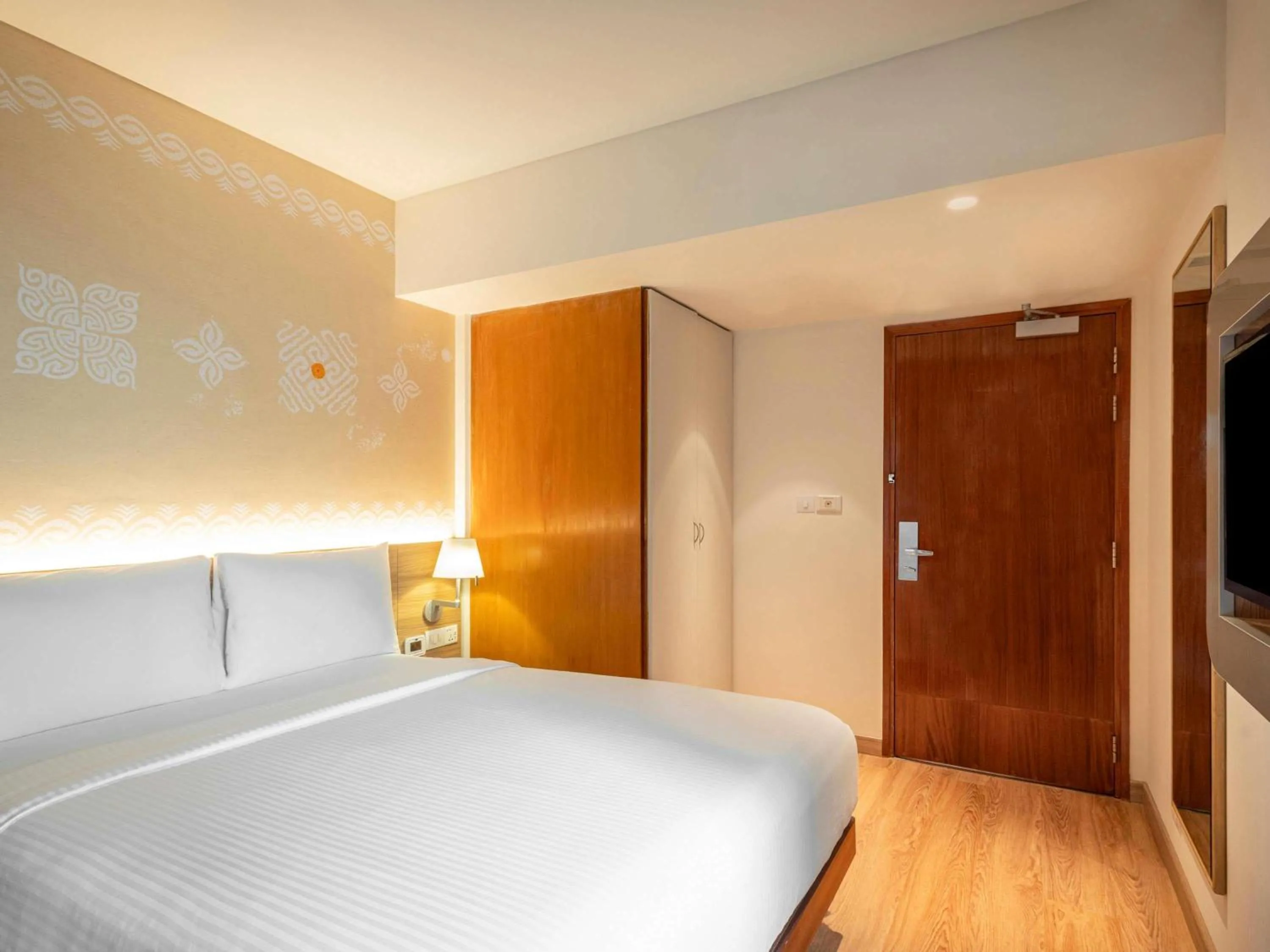 Bedroom, Bed in ibis Mumbai Airport - An Accor Brand