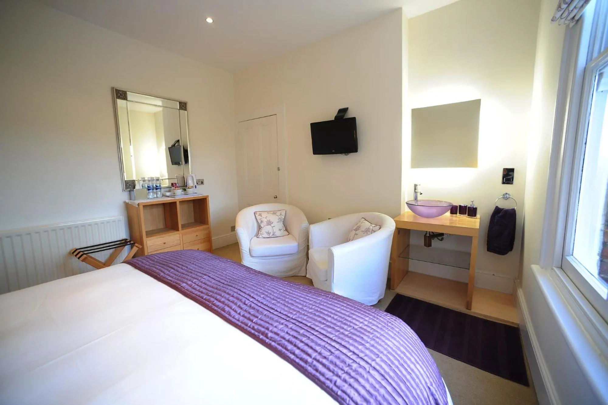 Seating area, Bed in The Lilac Door