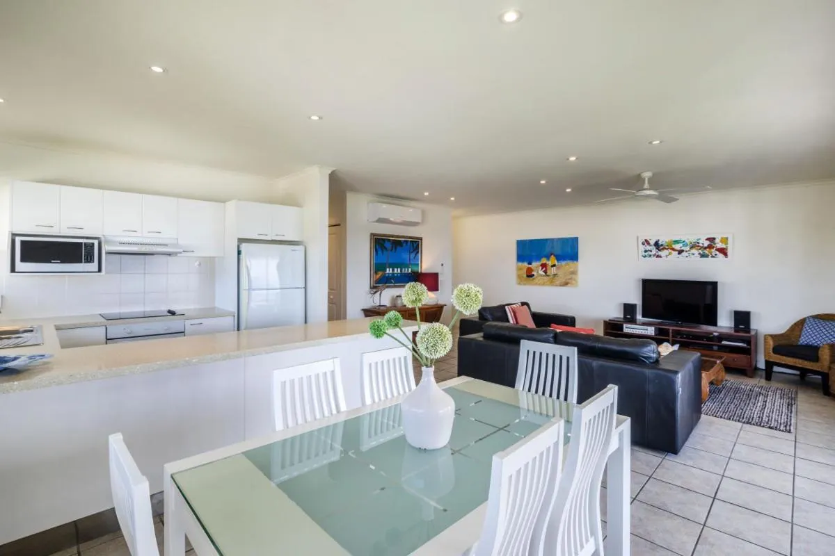 Kitchen or kitchenette in Sunseeker Holiday Apartments