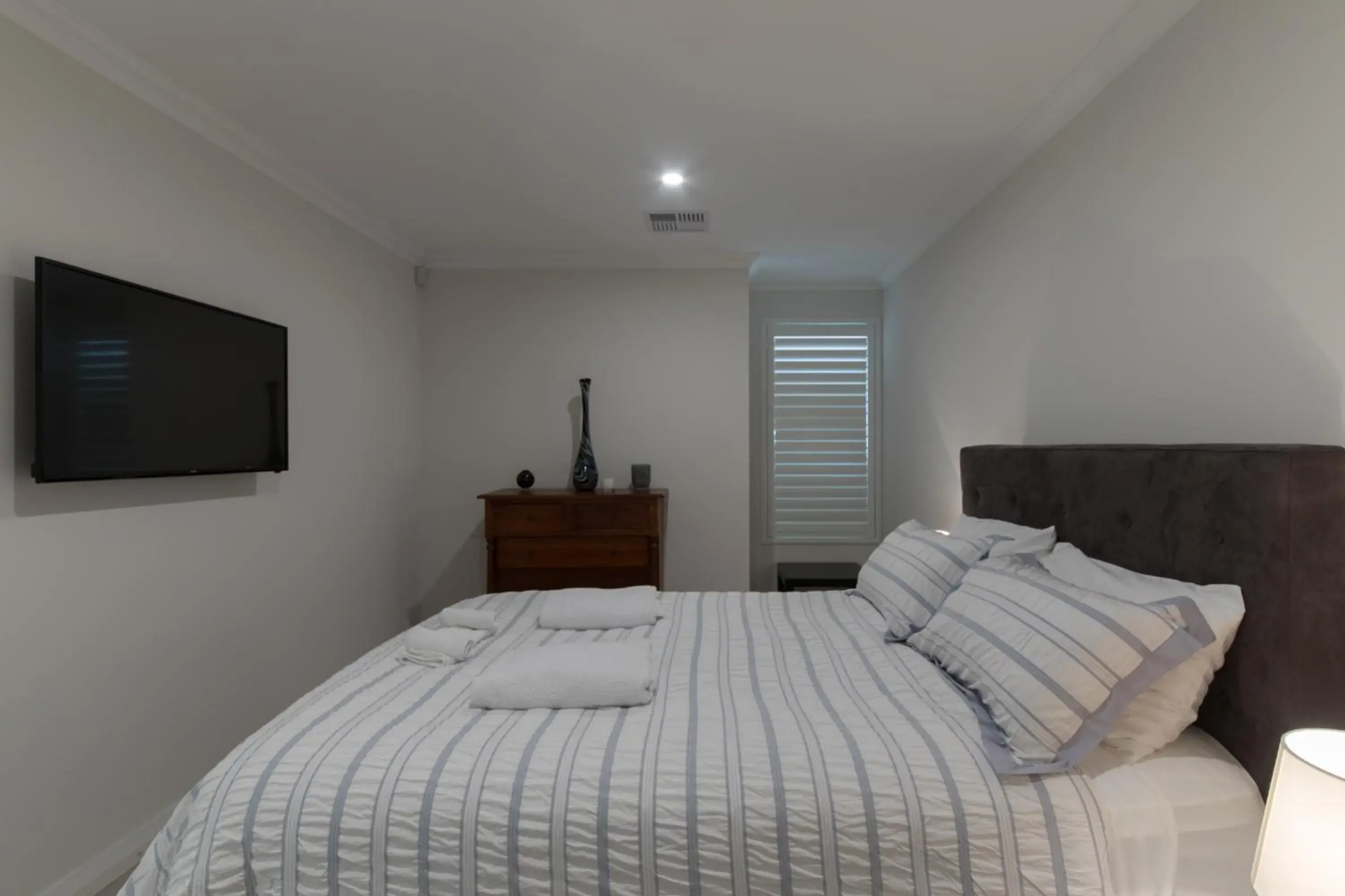 Deluxe Double Room with Bath in Epsom on Swan Bed & Breakfast Deluxe Double Room with Bath in Epsom on Swan Bed & Breakfast