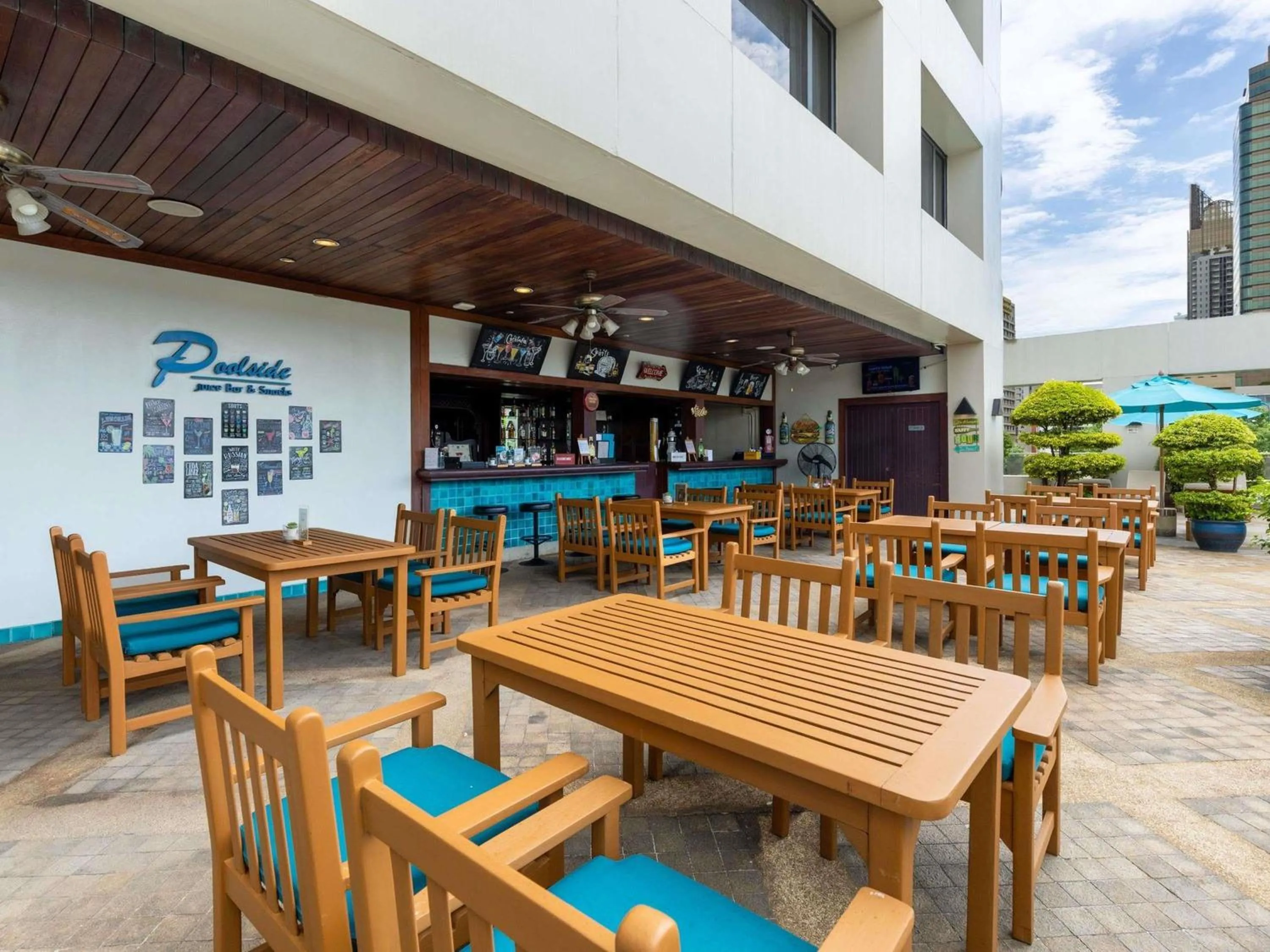 Lounge or bar in Grand Mercure Bangkok Atrium