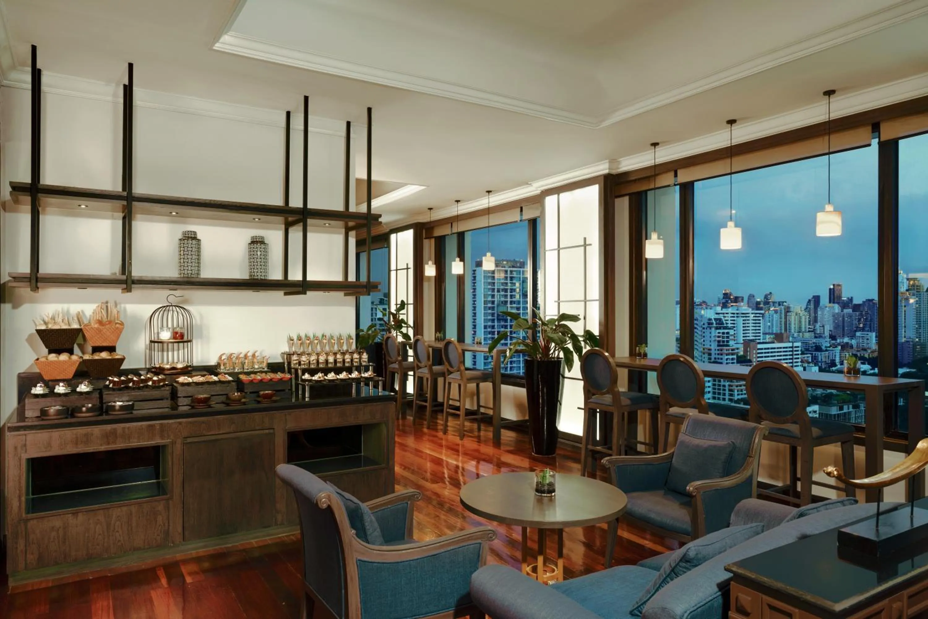 Communal lounge/ TV room in Grand Mercure Bangkok Atrium