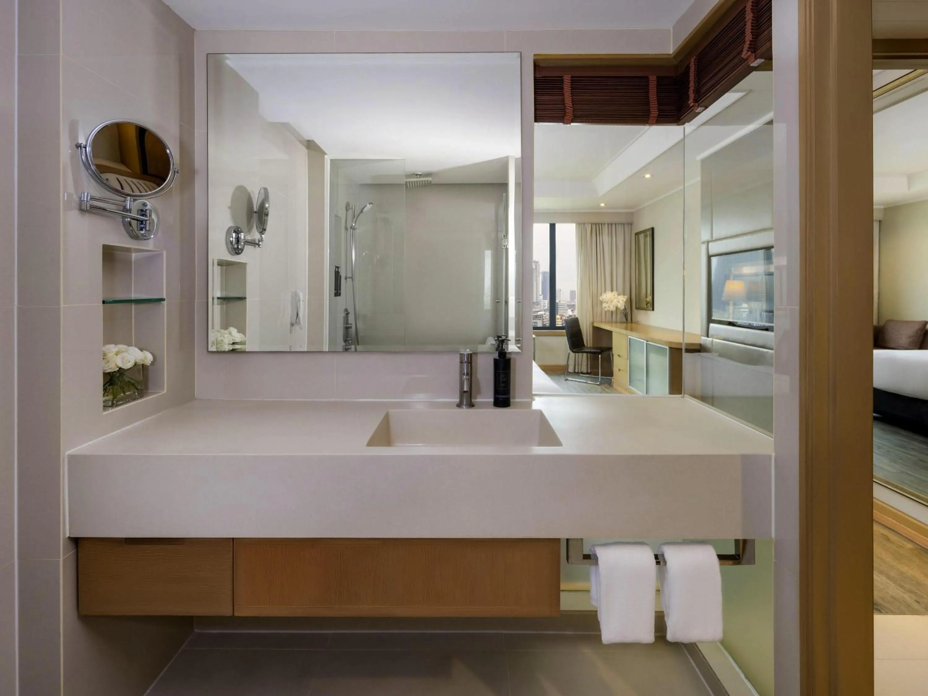 Bedroom, Bed in Grand Mercure Bangkok Atrium