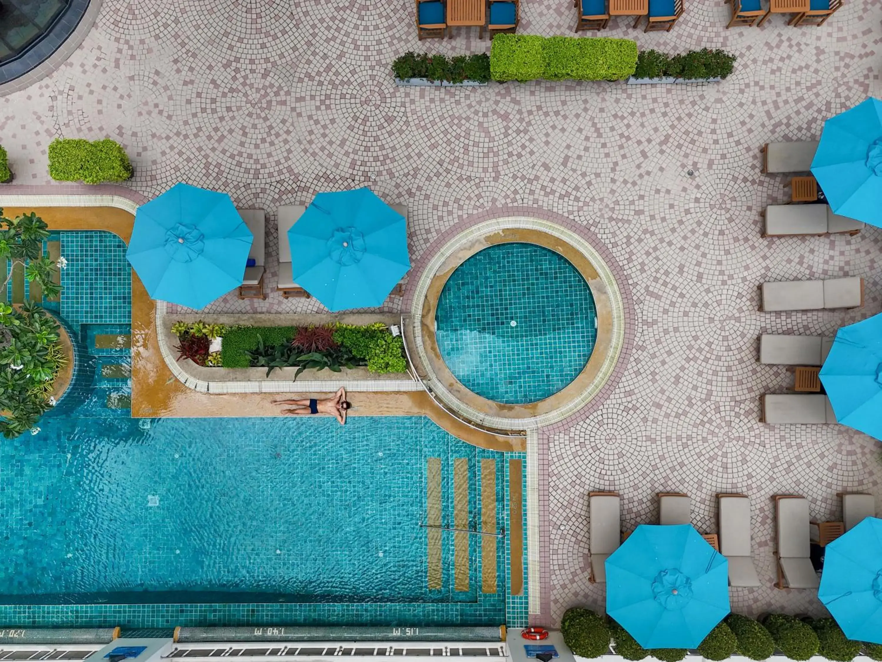 Swimming pool in Grand Mercure Bangkok Atrium Swimming pool in Grand Mercure Bangkok Atrium