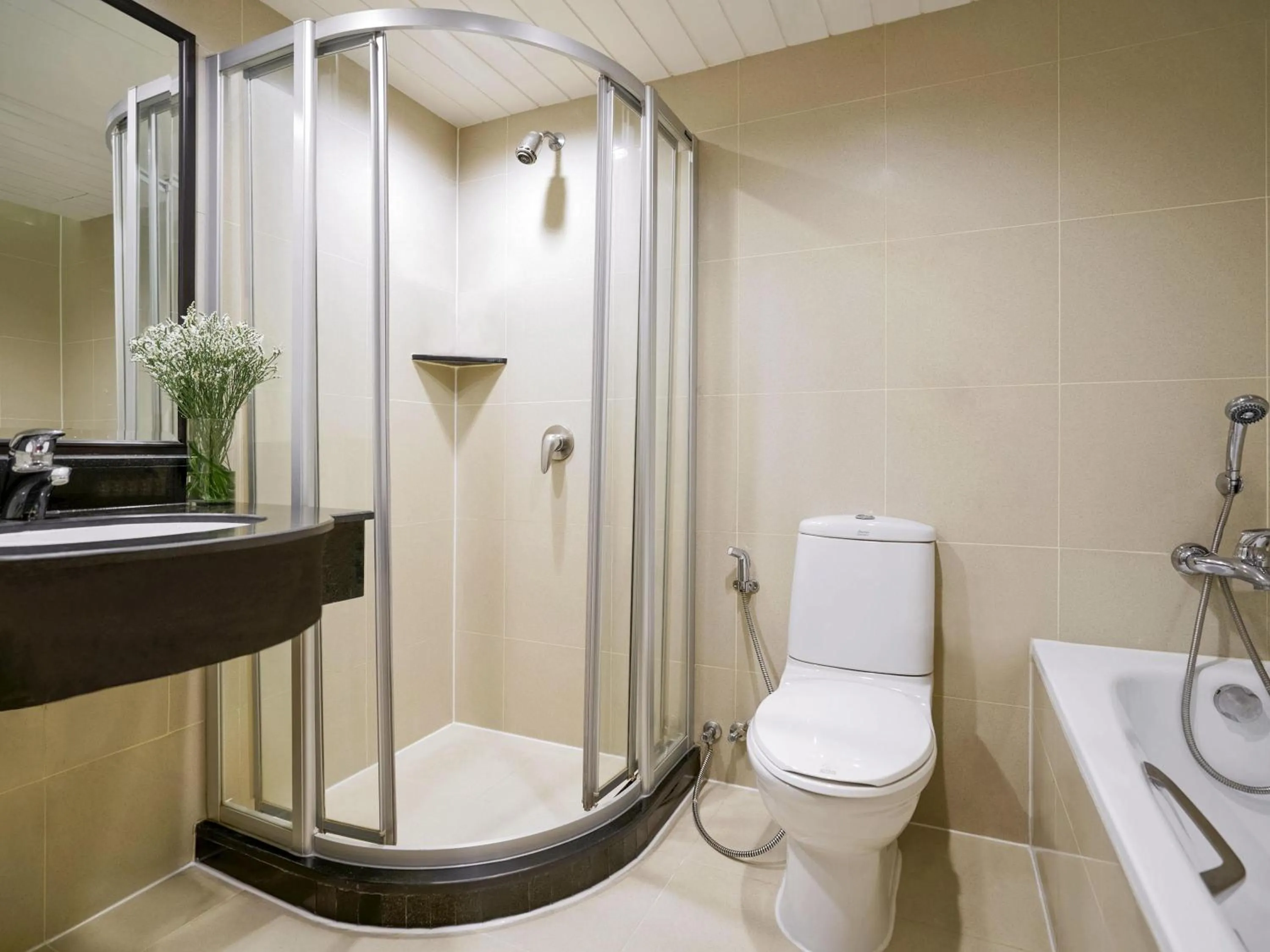 Bedroom in Grand Mercure Bangkok Atrium