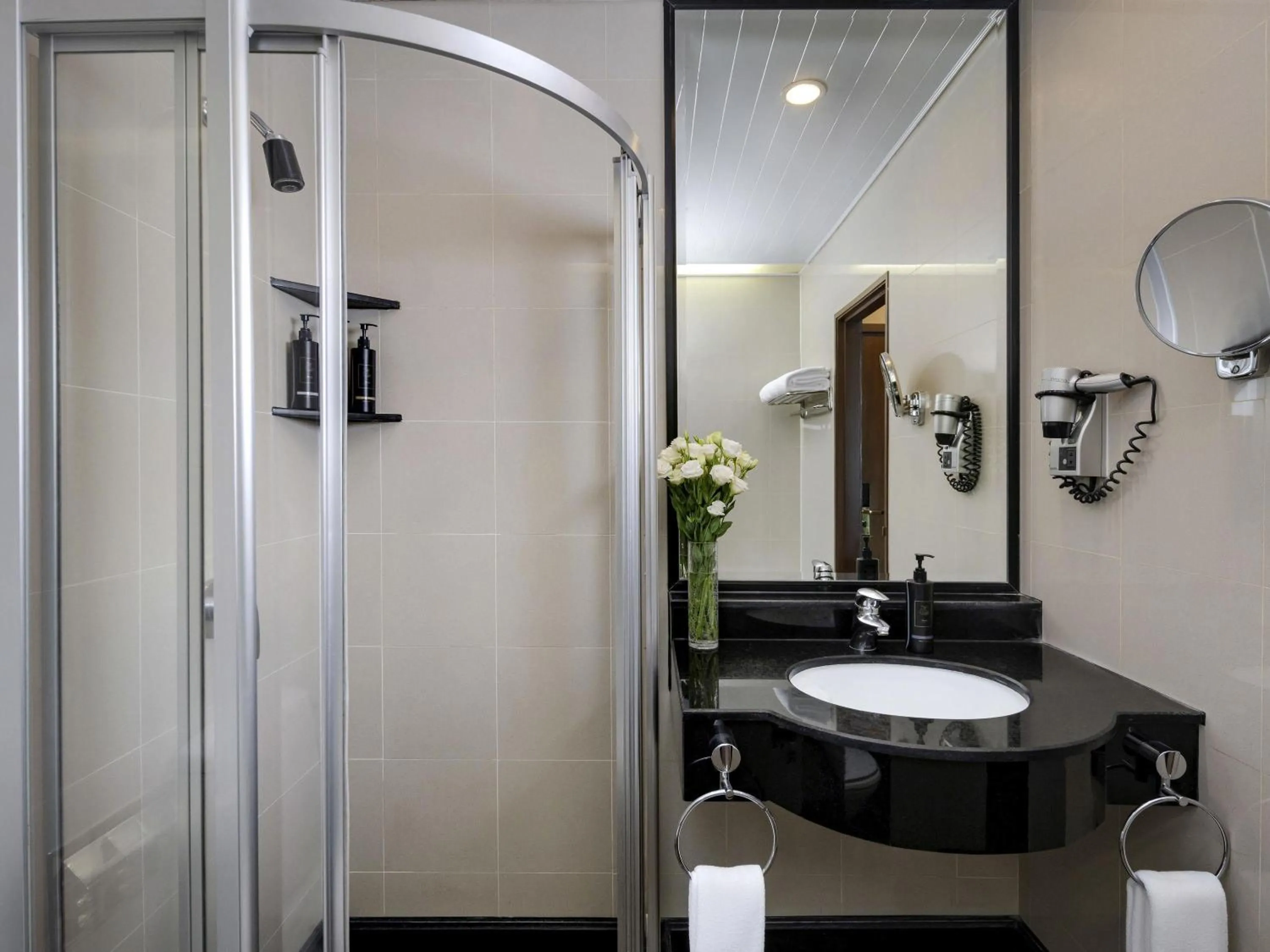 Bedroom in Grand Mercure Bangkok Atrium