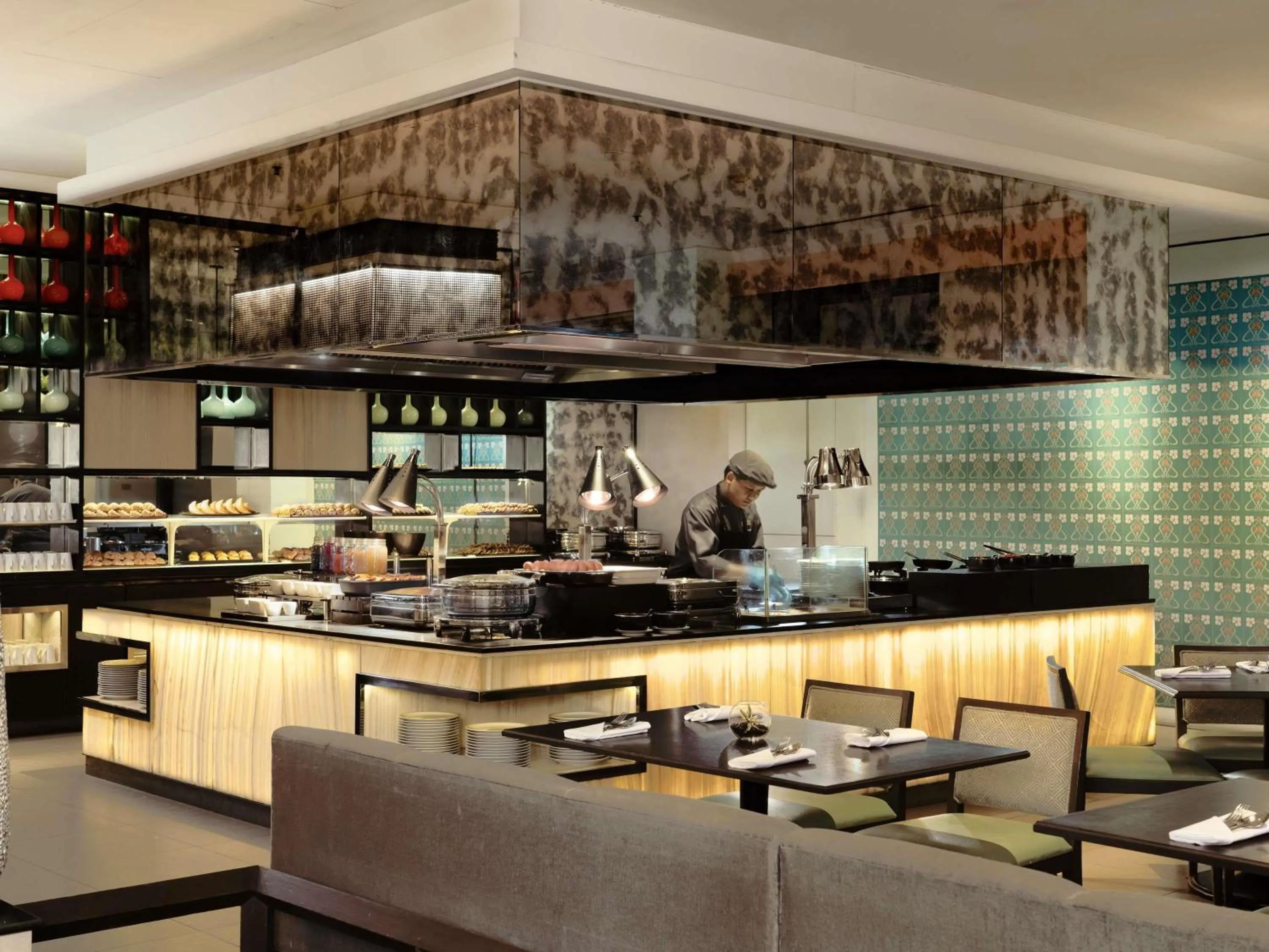 Restaurant/places to eat in Grand Mercure Bangkok Atrium