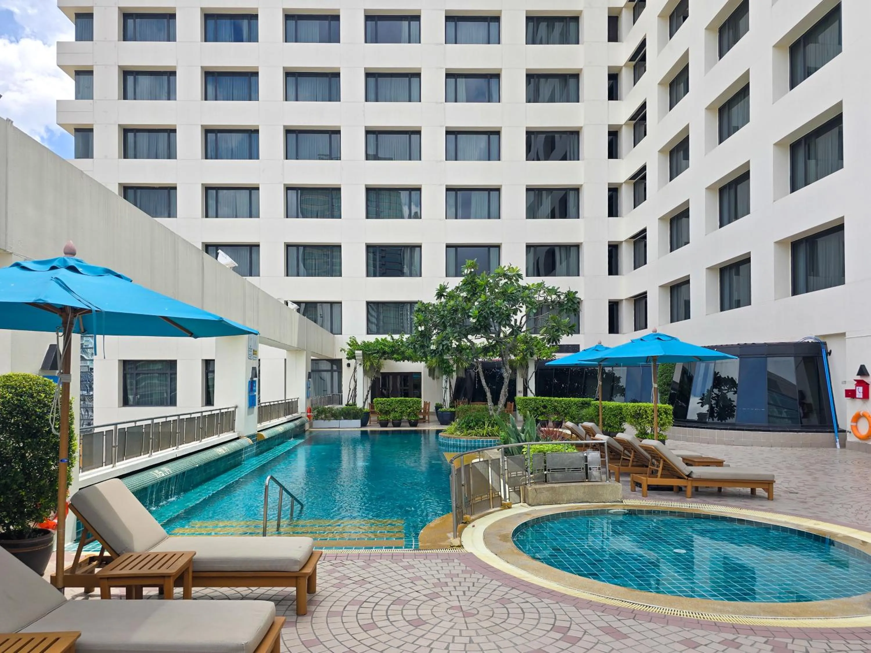 Swimming pool in Grand Mercure Bangkok Atrium