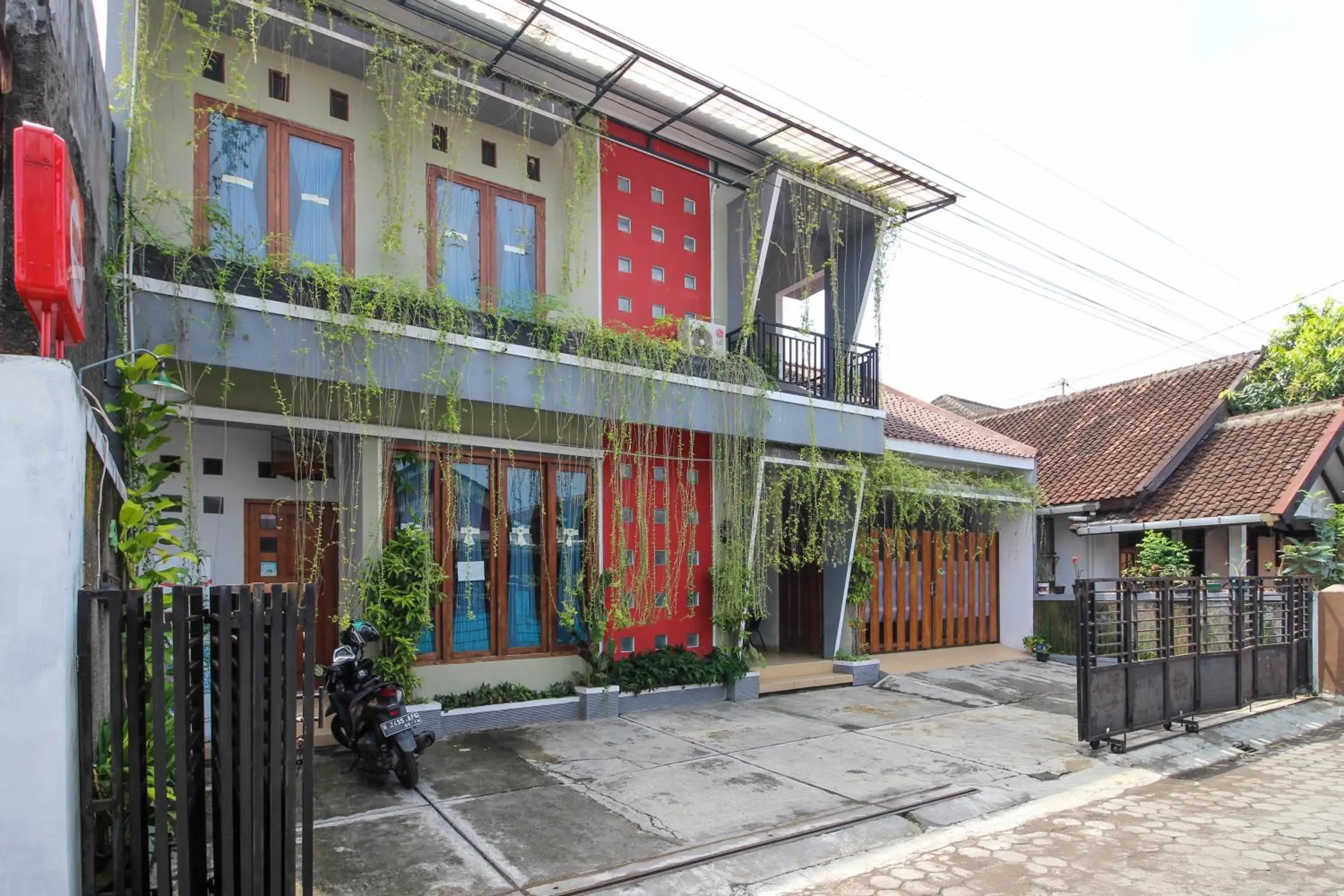 Twin Room in RedDoorz near Hartono Mall Twin Room in RedDoorz near Hartono Mall