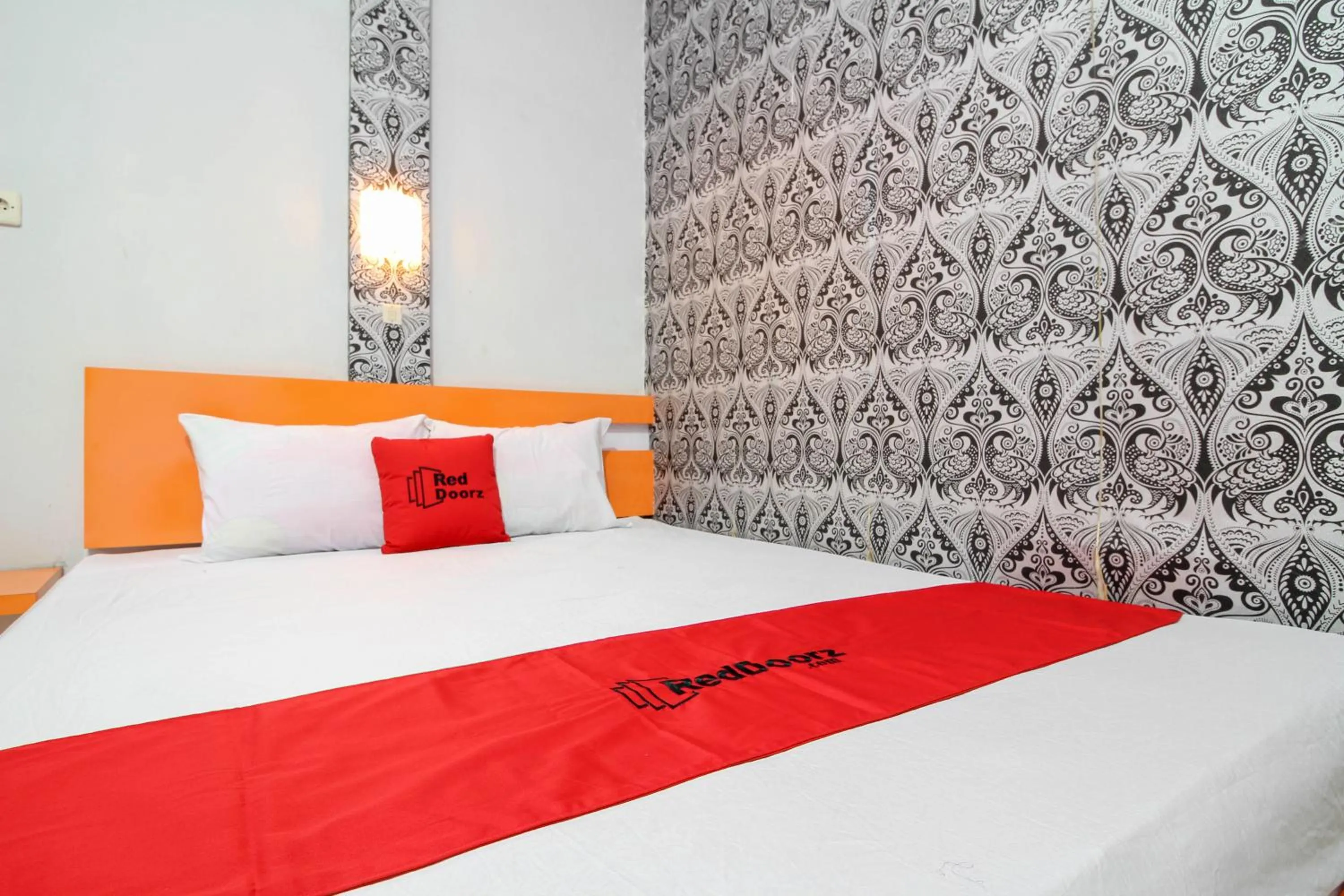 Bedroom, Bed in RedDoorz near Hartono Mall