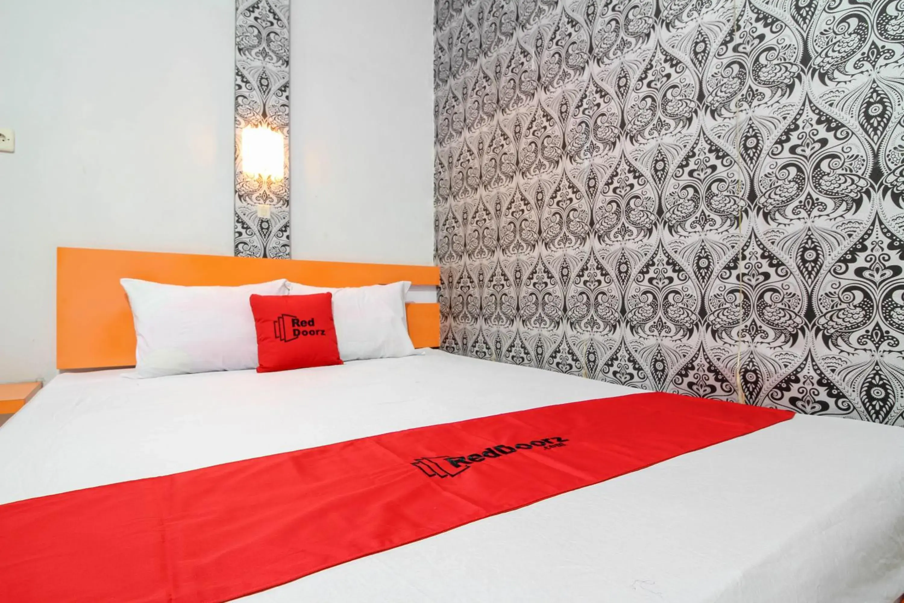RedDoorz Double Room in RedDoorz near Hartono Mall RedDoorz Double Room in RedDoorz near Hartono Mall