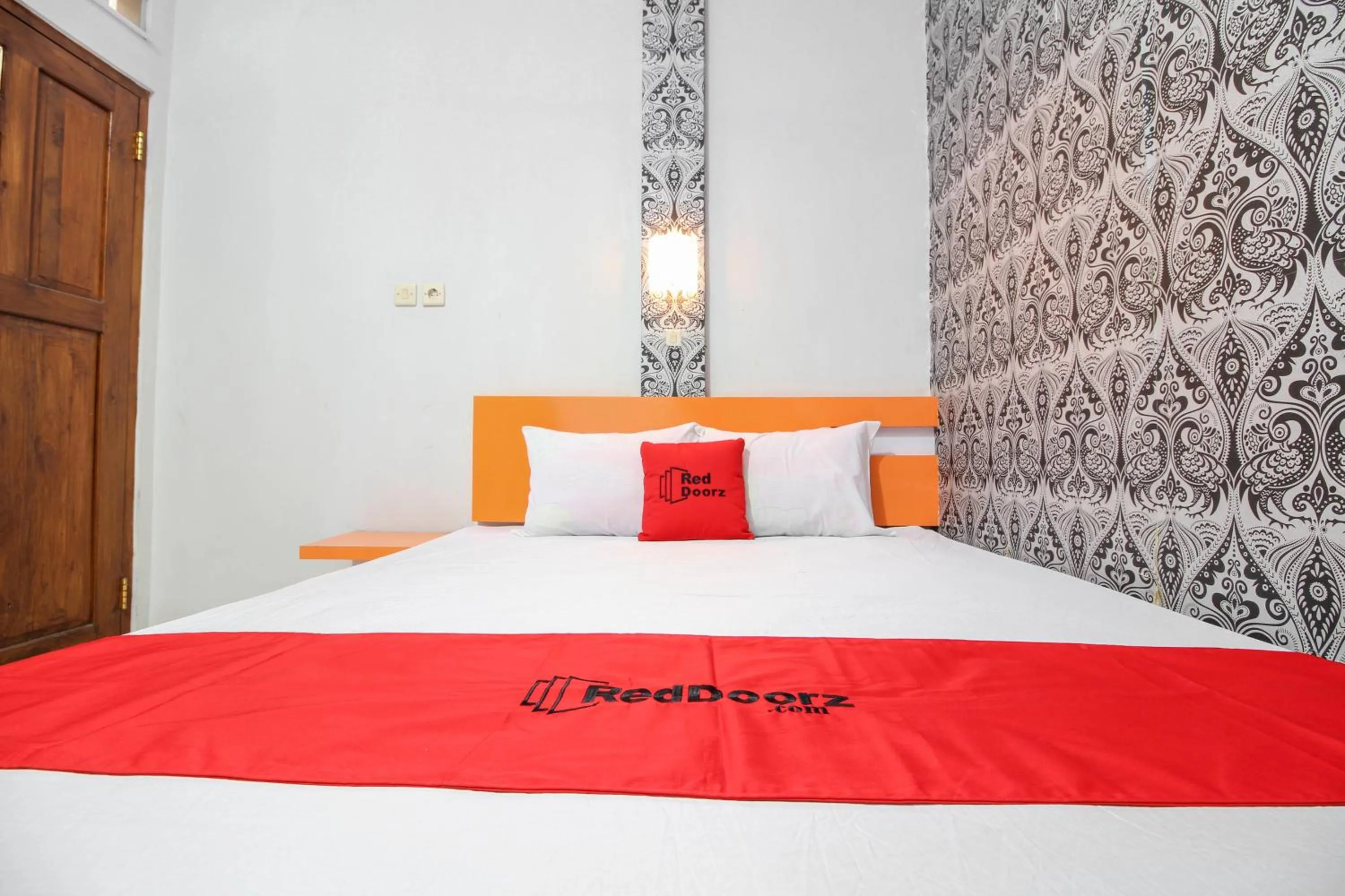 Bedroom, Bed in RedDoorz near Hartono Mall