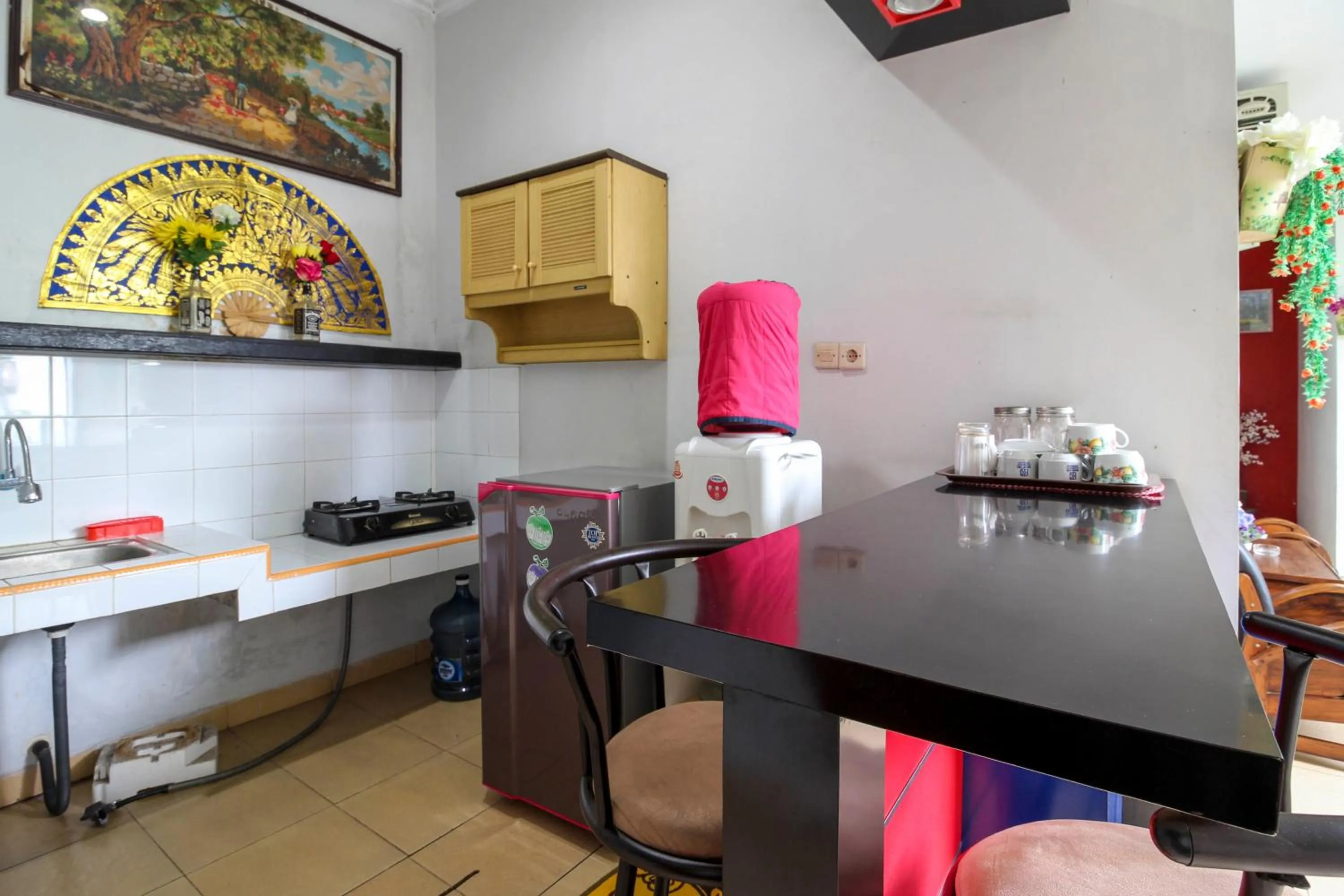 Kitchen or kitchenette in RedDoorz near Hartono Mall
