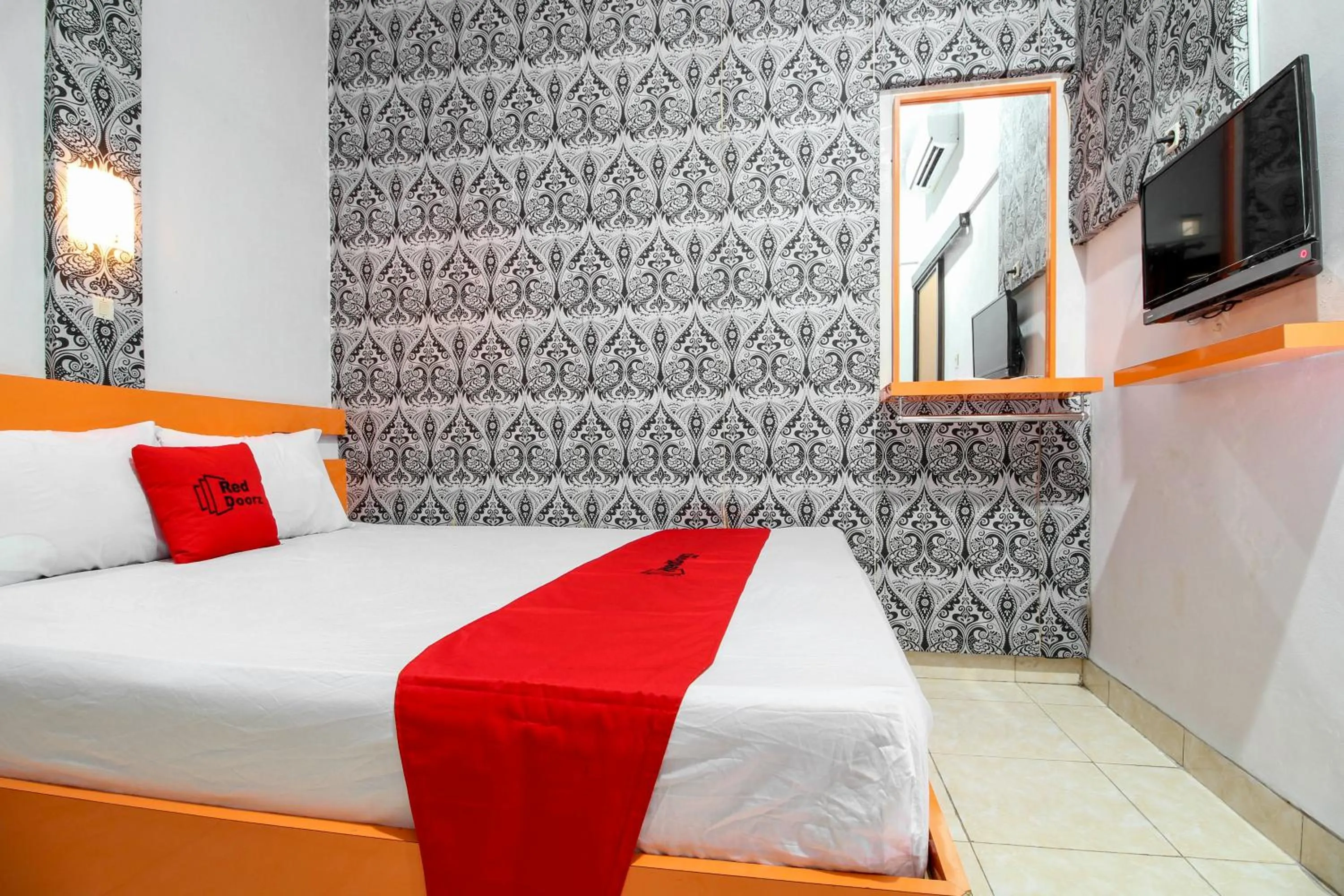 Bedroom, Bed in RedDoorz near Hartono Mall