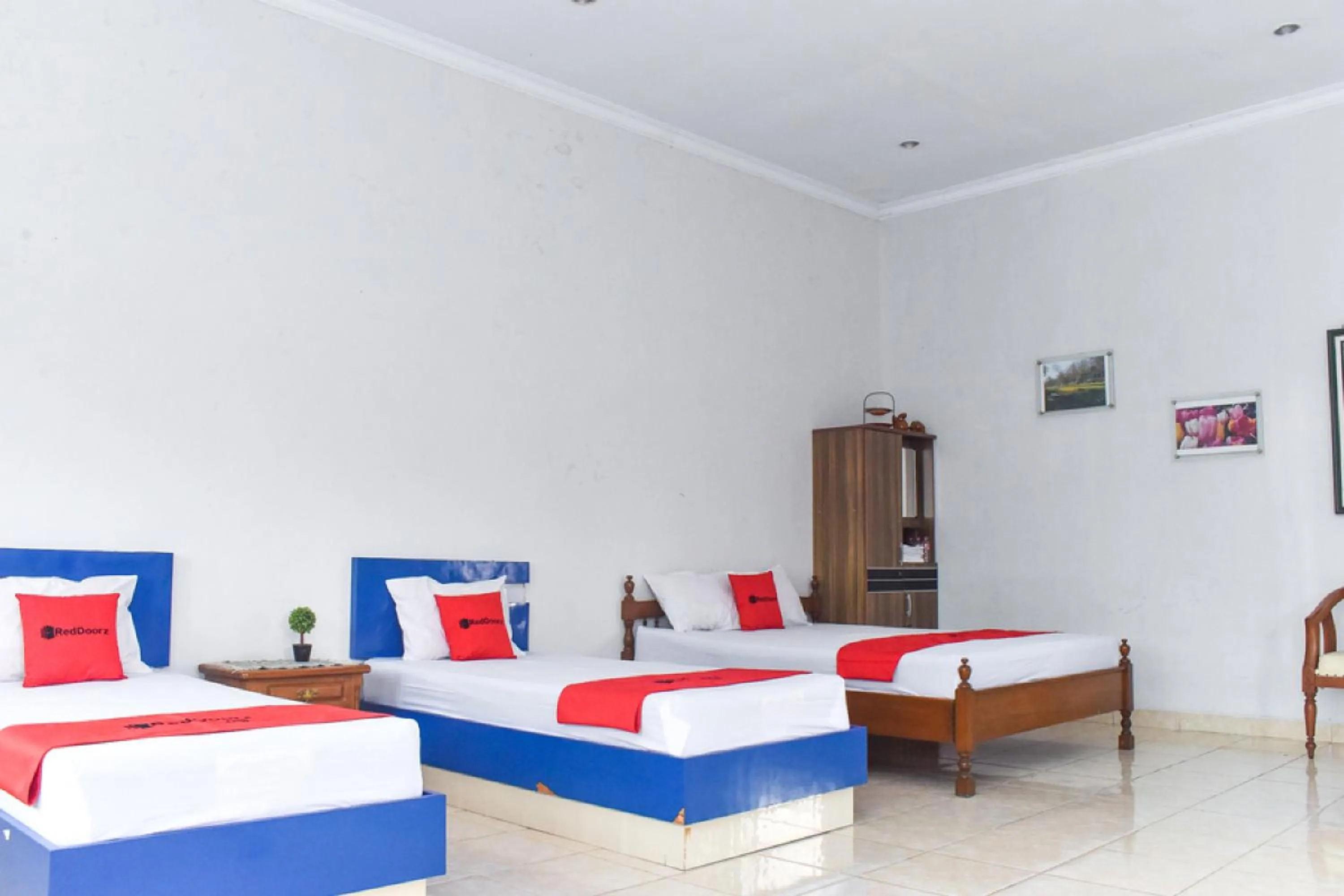 Family Room in RedDoorz near Hartono Mall