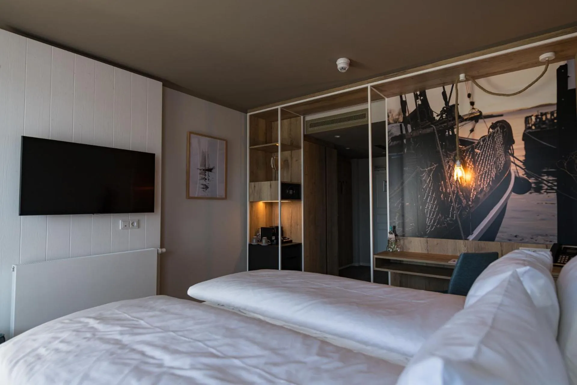 TV and multimedia, Bed in Hafenhotel zu Putbus