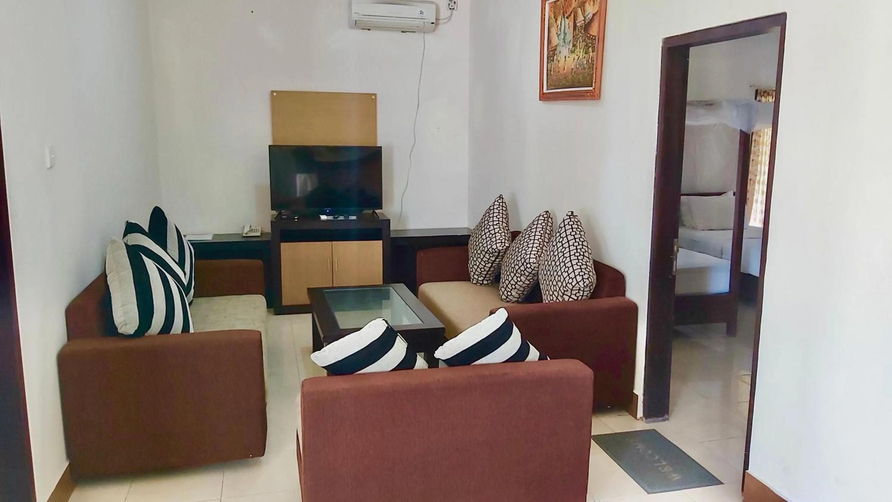 Communal lounge/ TV room in Aman Gati Hotel Lakey