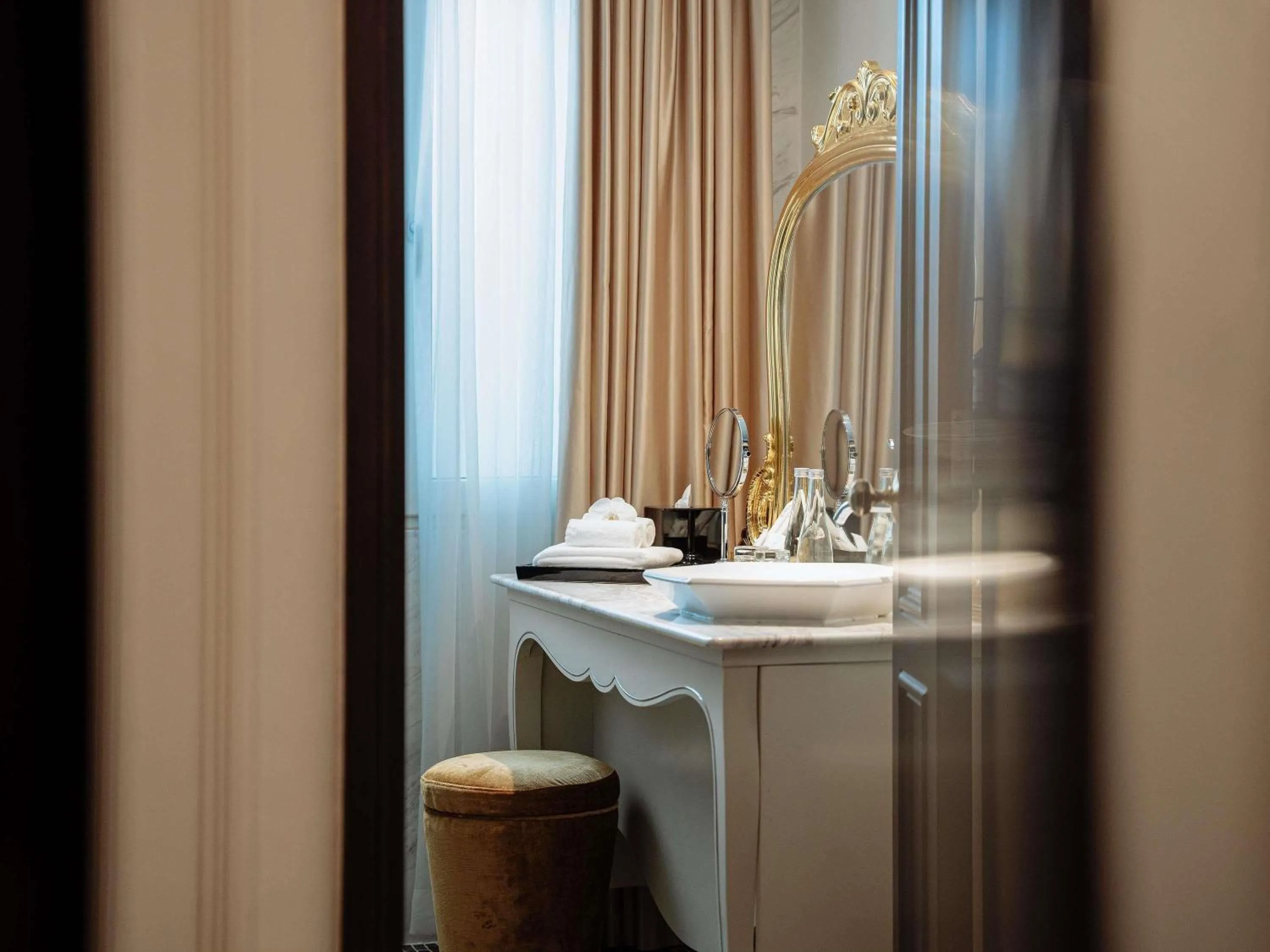 Bedroom in Hotel de l'Opera Hanoi - MGallery