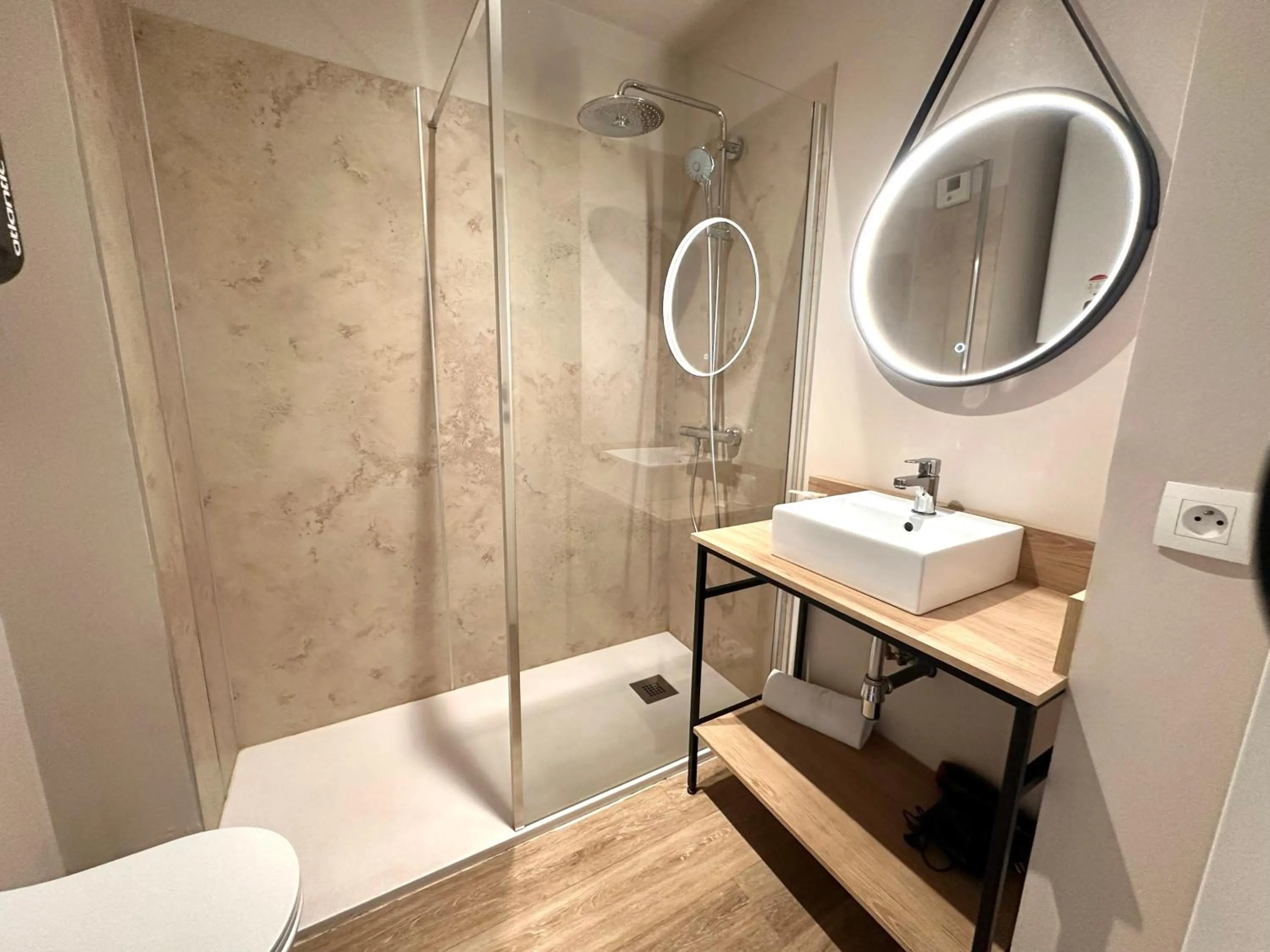 Shower in Best Western Hotel de la plage Normandie