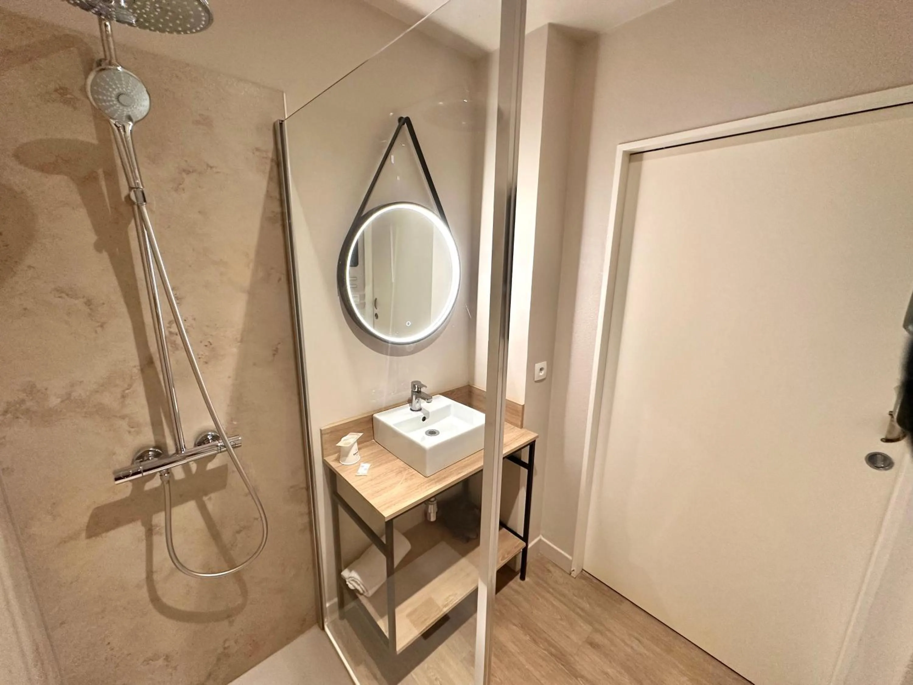 Shower in Best Western Hotel de la plage Normandie