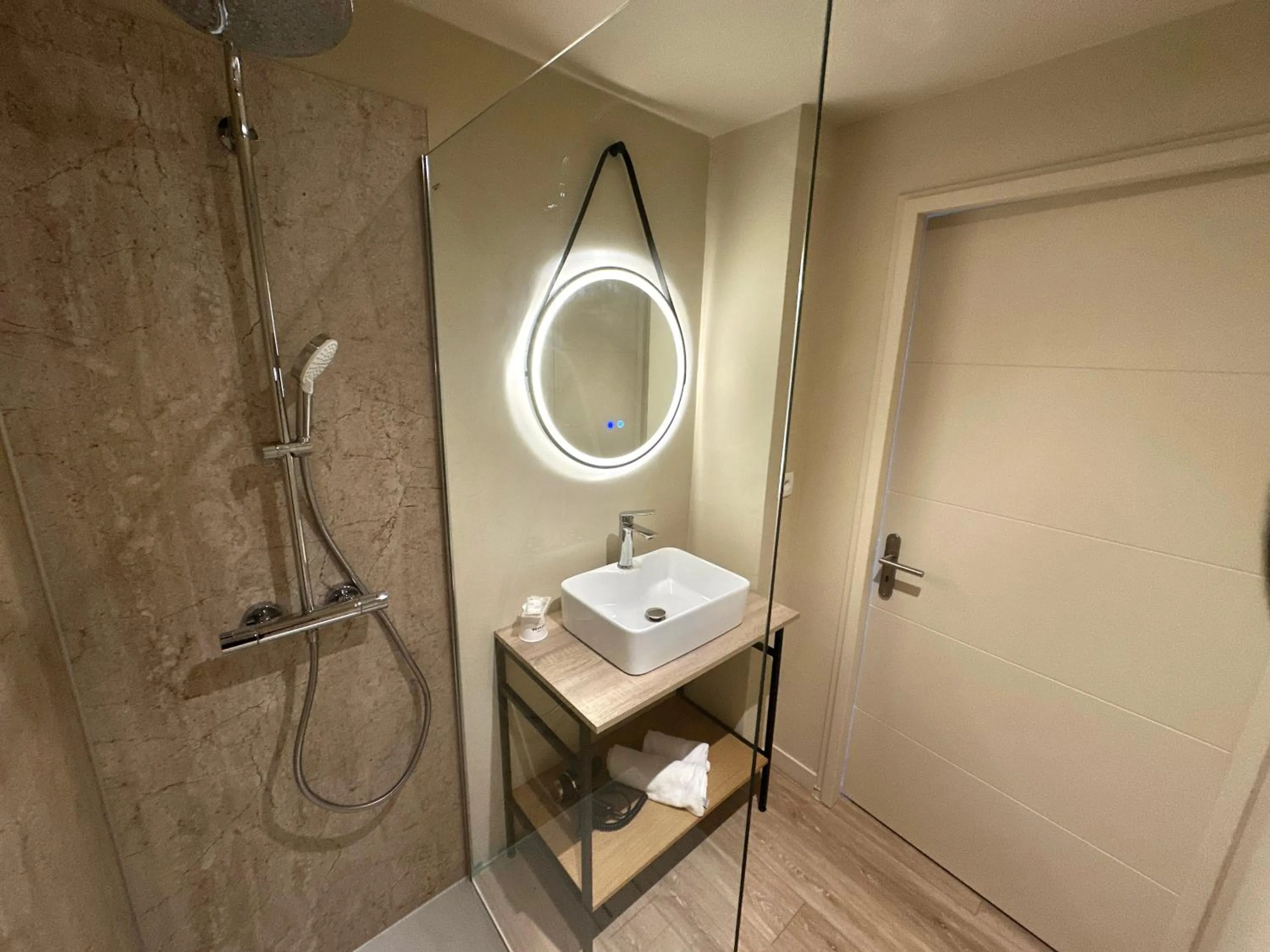 Shower in Best Western Hotel de la plage Normandie