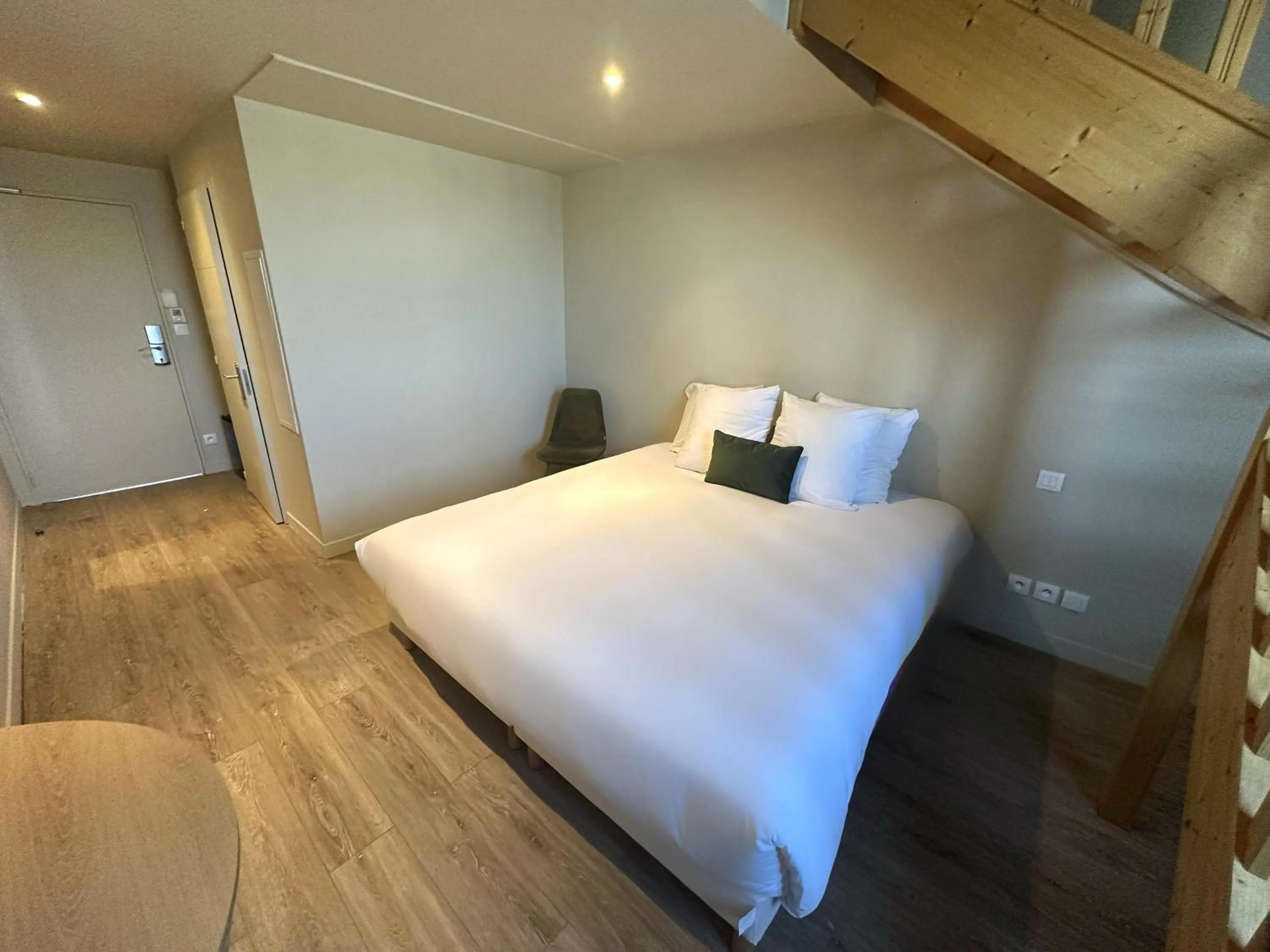 Bedroom, Bed in Best Western Hotel de la plage Normandie