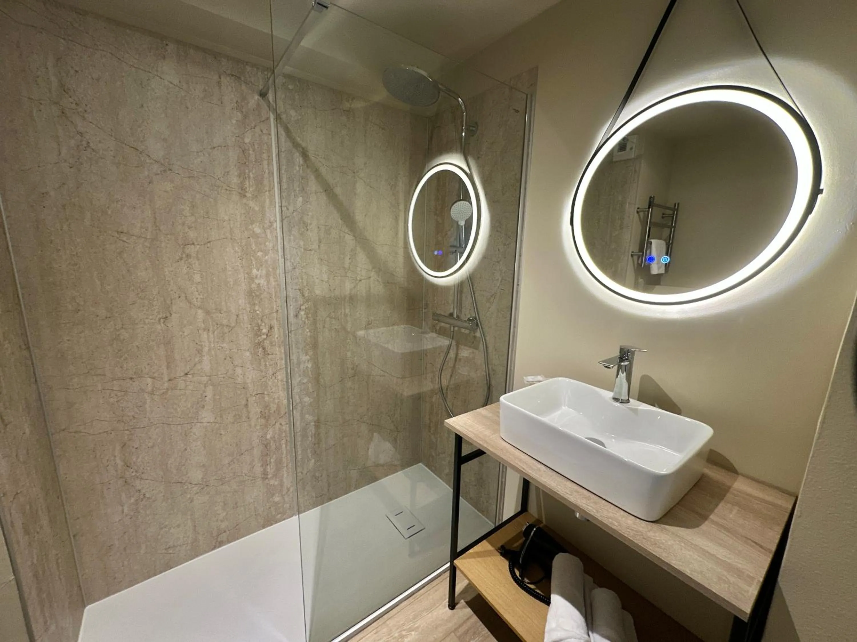 Shower in Best Western Hotel de la plage Normandie