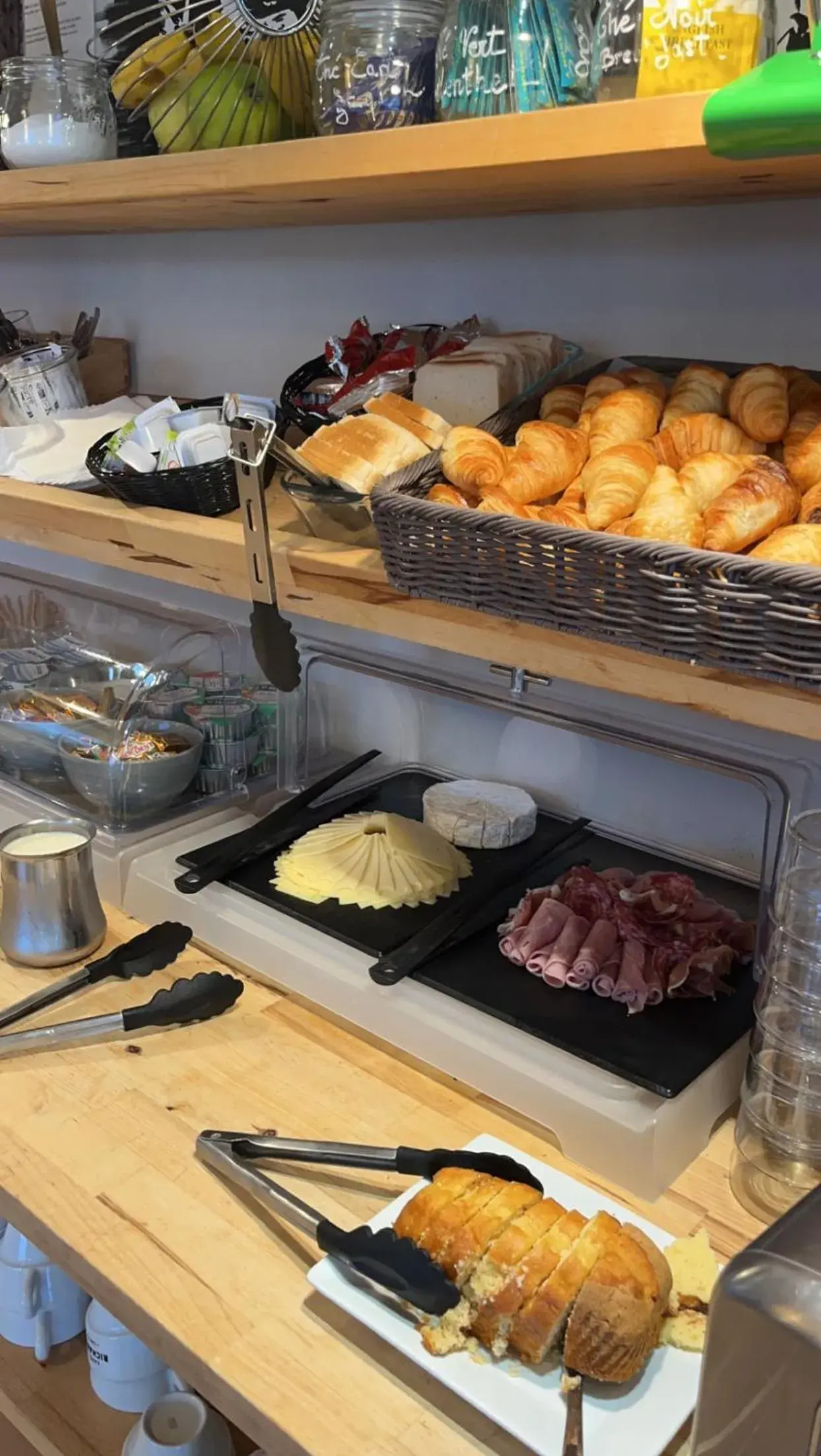 Breakfast in Gold Beach Hotel & RESIDENCE Breakfast in Gold Beach Hotel & RESIDENCE