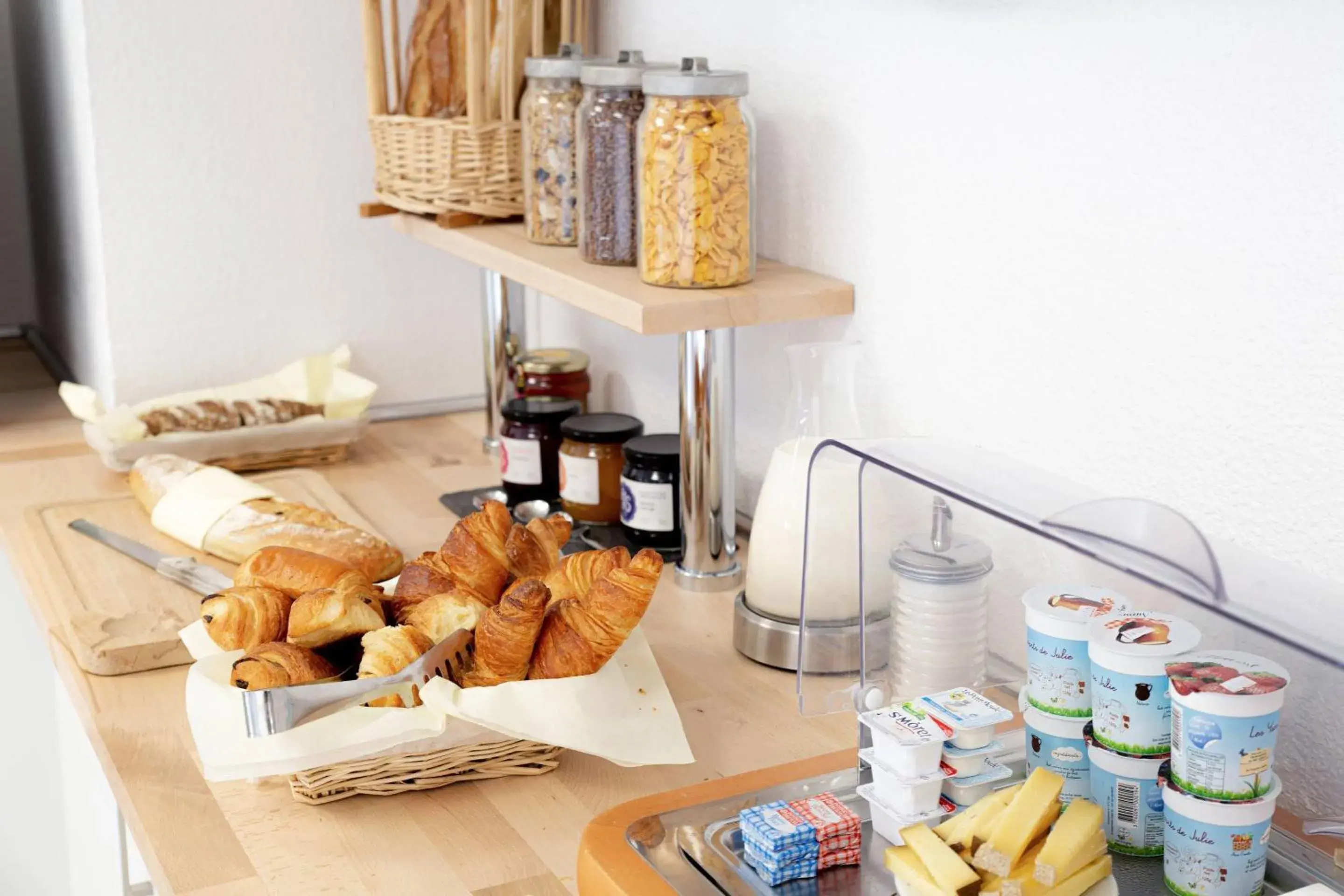 Breakfast in Comfort Aparthotel Besancon Hauts du Chazal Breakfast in Comfort Aparthotel Besancon Hauts du Chazal