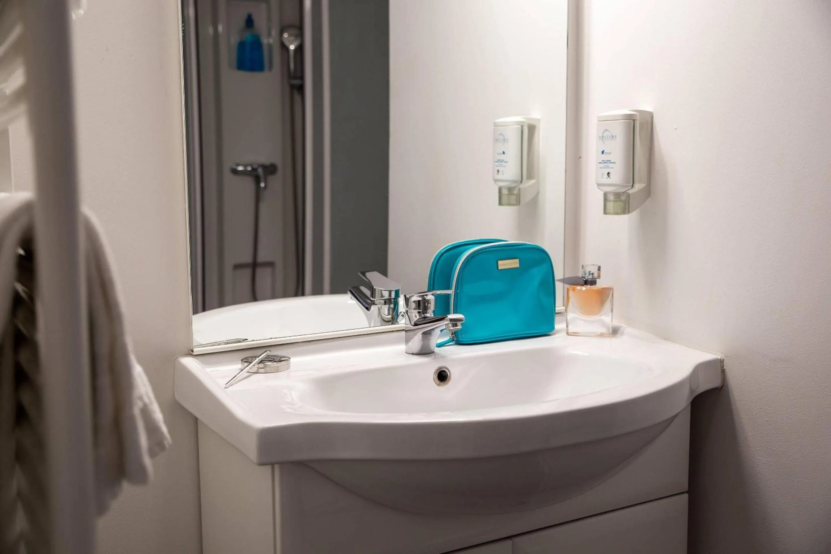 Bathroom in Comfort Aparthotel Besancon Hauts du Chazal