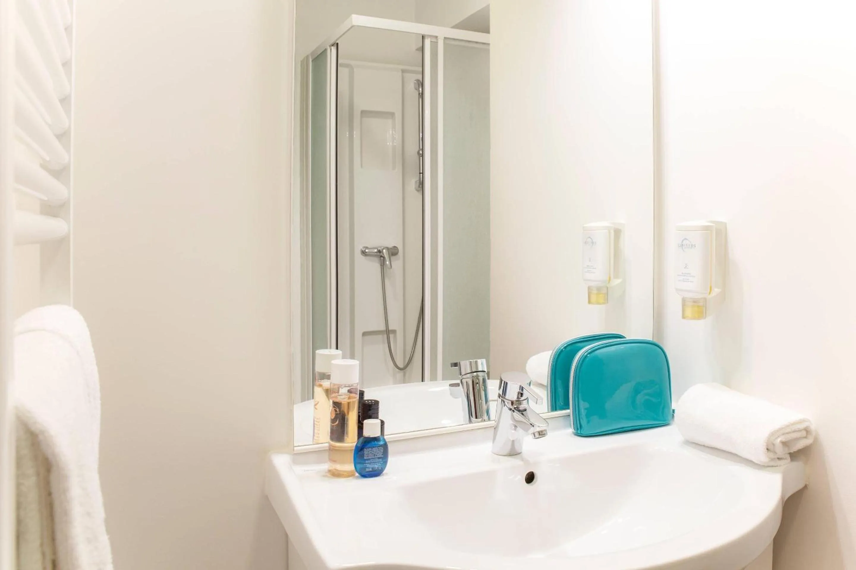 Bathroom in Comfort Aparthotel Besancon Hauts du Chazal