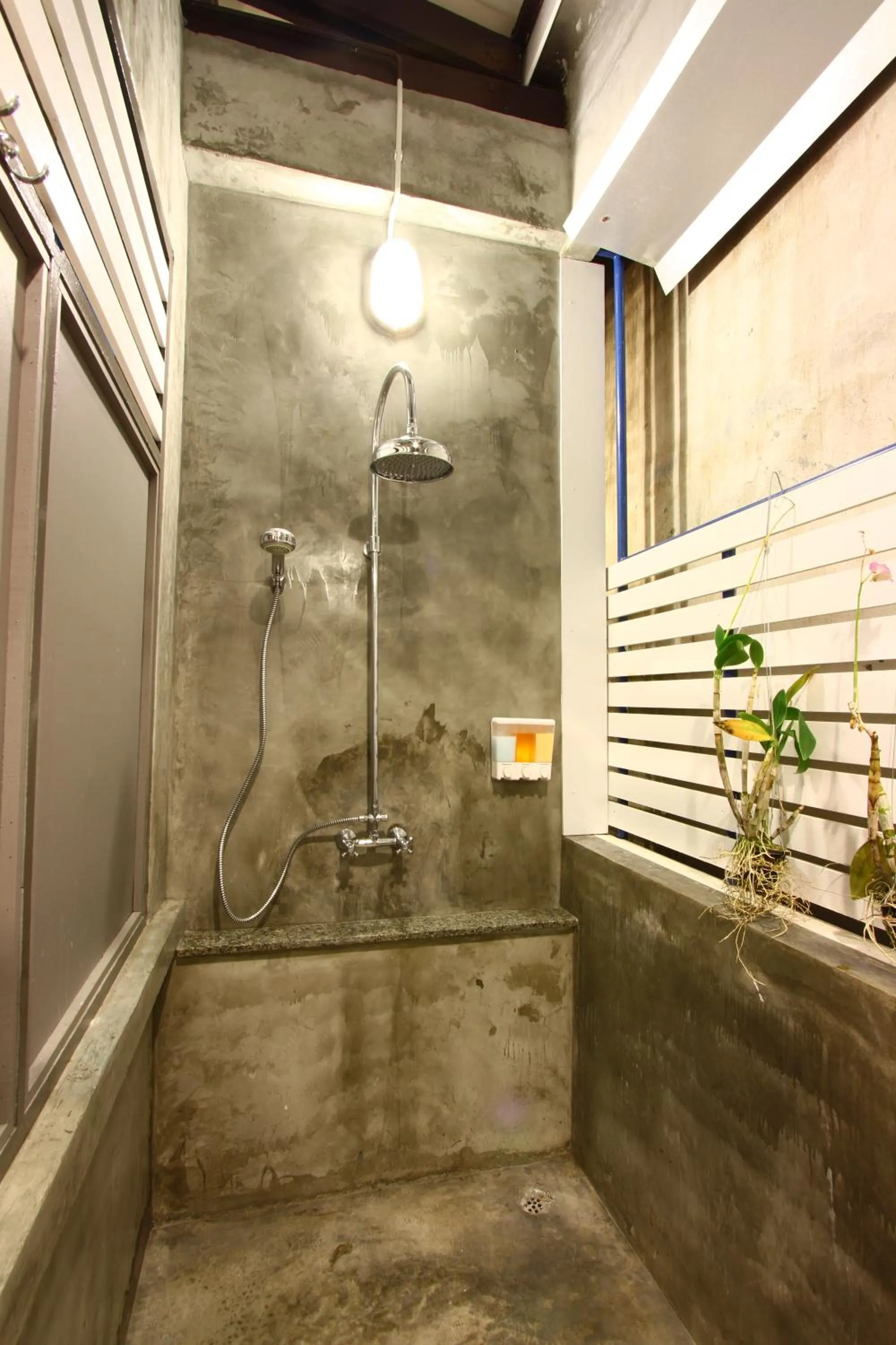 Shower in Pak-Up Hostel