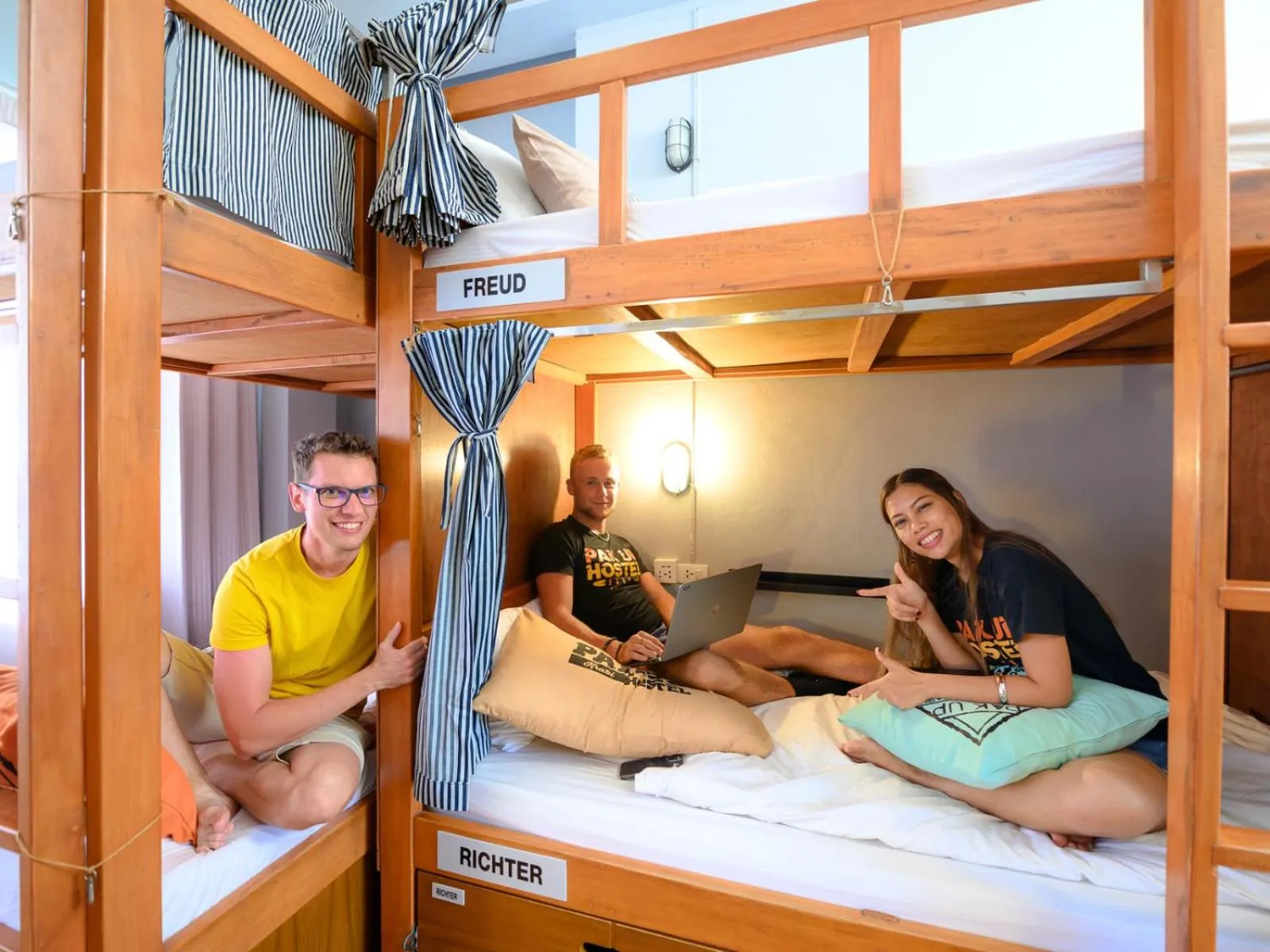 group of guests, Bed in Pak-Up Hostel